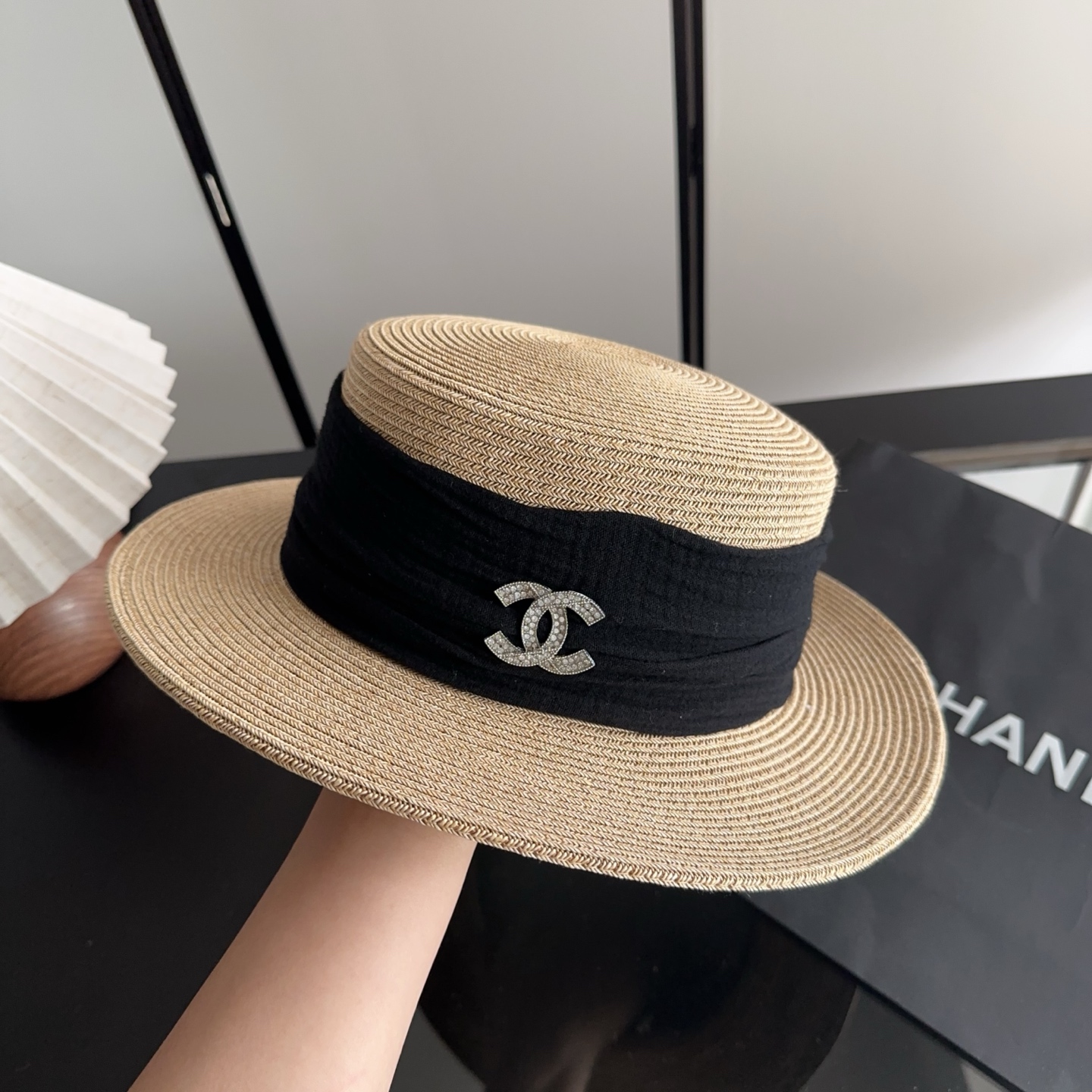 CHANEL香奈儿2026新款平顶草帽 夏天海边首选～新款材质编织而成～质感满分💯