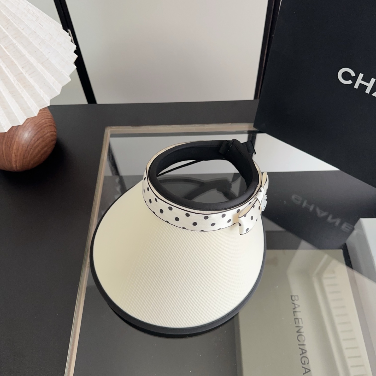 NO:823961,Chanel CHANEL hollow hat, a must-have item in summer, because it is so easy to match, and it is really super artistic in summer when paired with cool summer style ~ Just wear a little white skirt and you can attract the attention of blockbusters ~ Hats, straw hats, fisherman hats, baseball caps, hats, chanel, chanel, espadrilles, skirts, hats19860909香奈儿CHANEL 空顶帽,夏天必备单品,因为真的太好搭,夏天搭配清凉夏日风情真的超级文艺范～随便一身小白裙就可以吸引大片目光～帽子草帽渔夫帽棒球帽,帽子,chanel,chanel,espadrilles,skirts,hats,hat