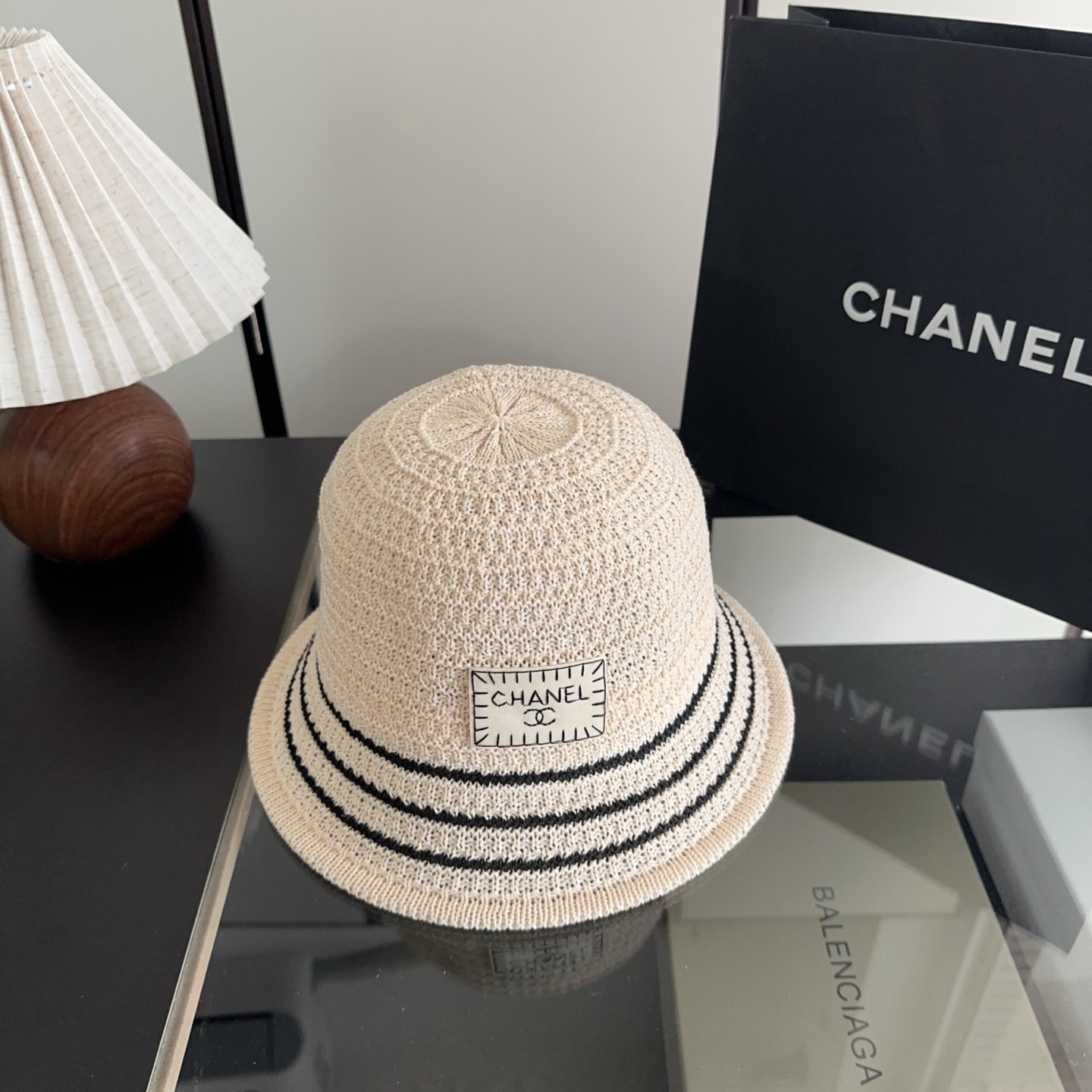 NO:823953,Chanel’s new bucket hat~simple and so beautiful!  Full of spring and summer atmosphere!  The upper body is a combination of American sweet and cool style and handsome workwear style!  It’s so high-end that it’s close to my heart. It’s also the favorite hat among fashionistas. Straw hats, fisherman hats, baseball caps, hats, chanel, espadrilles, hats19860909香奈儿 新款水桶帽～简约太好看啦！ 春夏氛围感满满！上身是美式甜酷风和帅气工装风碰到！简直高级到心坎上了也是潮人最爱帽子草帽渔夫帽棒球帽,帽子,chanel,espadrilles,hats,hat