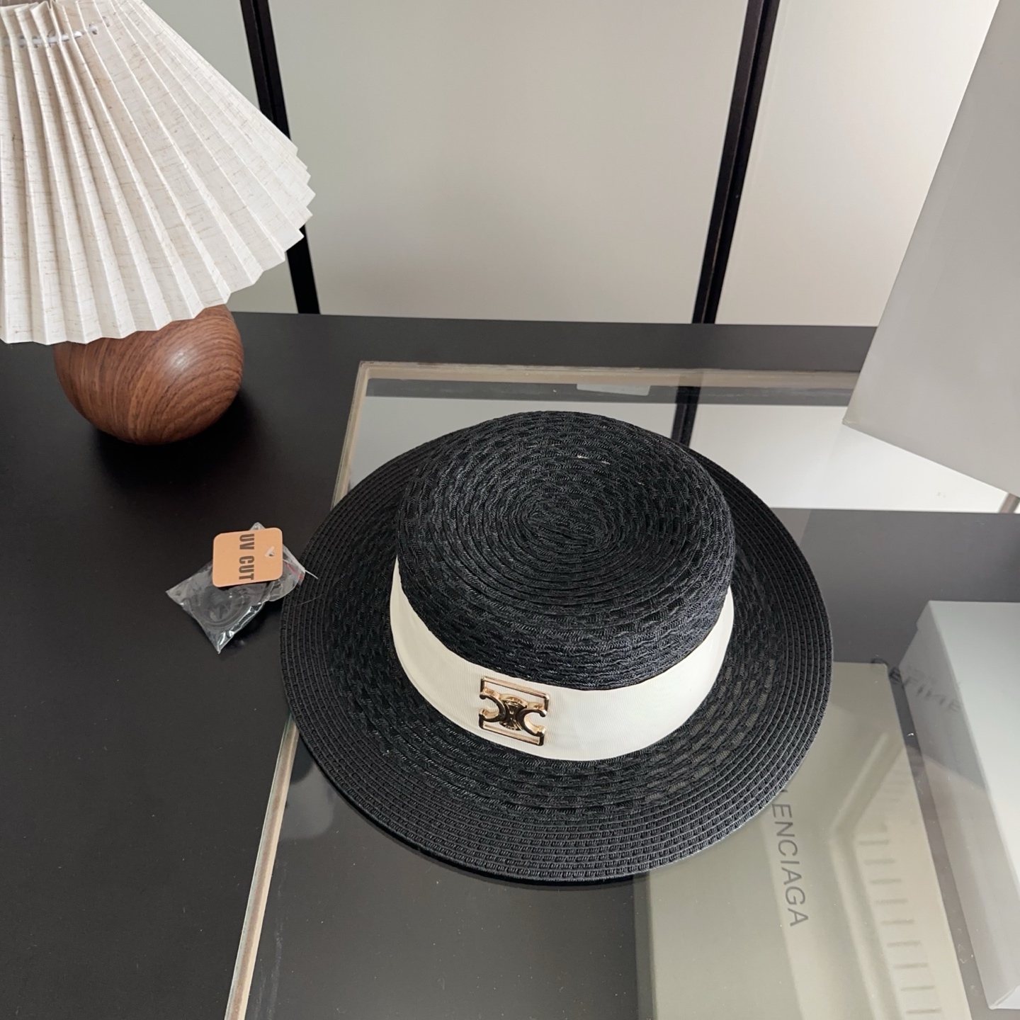 NO:823934,Celine's new Arc de Triomphe woven straw hat. The smell of raffia is really good~ This woven straw hat is soft and can be folded without deformation!  The elastic band inside allows you to adjust it at will. The shape of the top hat is great ~ plenty of stock!  Hurry up and place your order!  Hats, straw hats, bucket hats, baseball caps, hats, celine, espadrilles, hats19860909Celine 新款凯旋门编织草帽 拉菲草自带的味道真的很好闻~ 这个编织的草帽软软的 可以折起来 不会变形！ 内又松紧带 可随意调节 上头帽型超赞~ 大货充足！赶紧砸单哟！帽子草帽渔夫帽棒球帽,帽子,celine,espadrilles,hats,hat