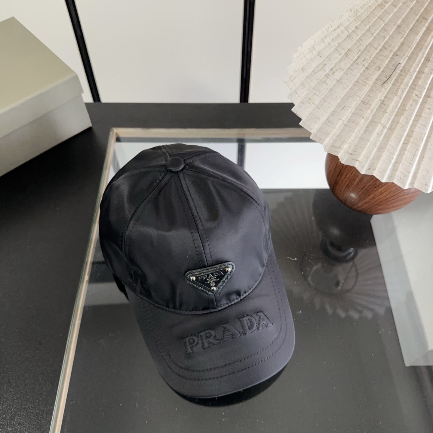 NO:825493,Prada embroidered letter baseball cap has a strong design and is refreshing. The head shape is very good and can be modified into various head shapes. It is a versatile hat, straw hat, fisherman hat, baseball cap, hat, prada, espadrilles, hats19860909普拉达刺绣字母棒球帽 设计感超强,让人耳目一新 头型非常好,可以修饰各种头型,实力百搭款帽子草帽渔夫帽棒球帽,帽子,prada,espadrilles,hats,hat