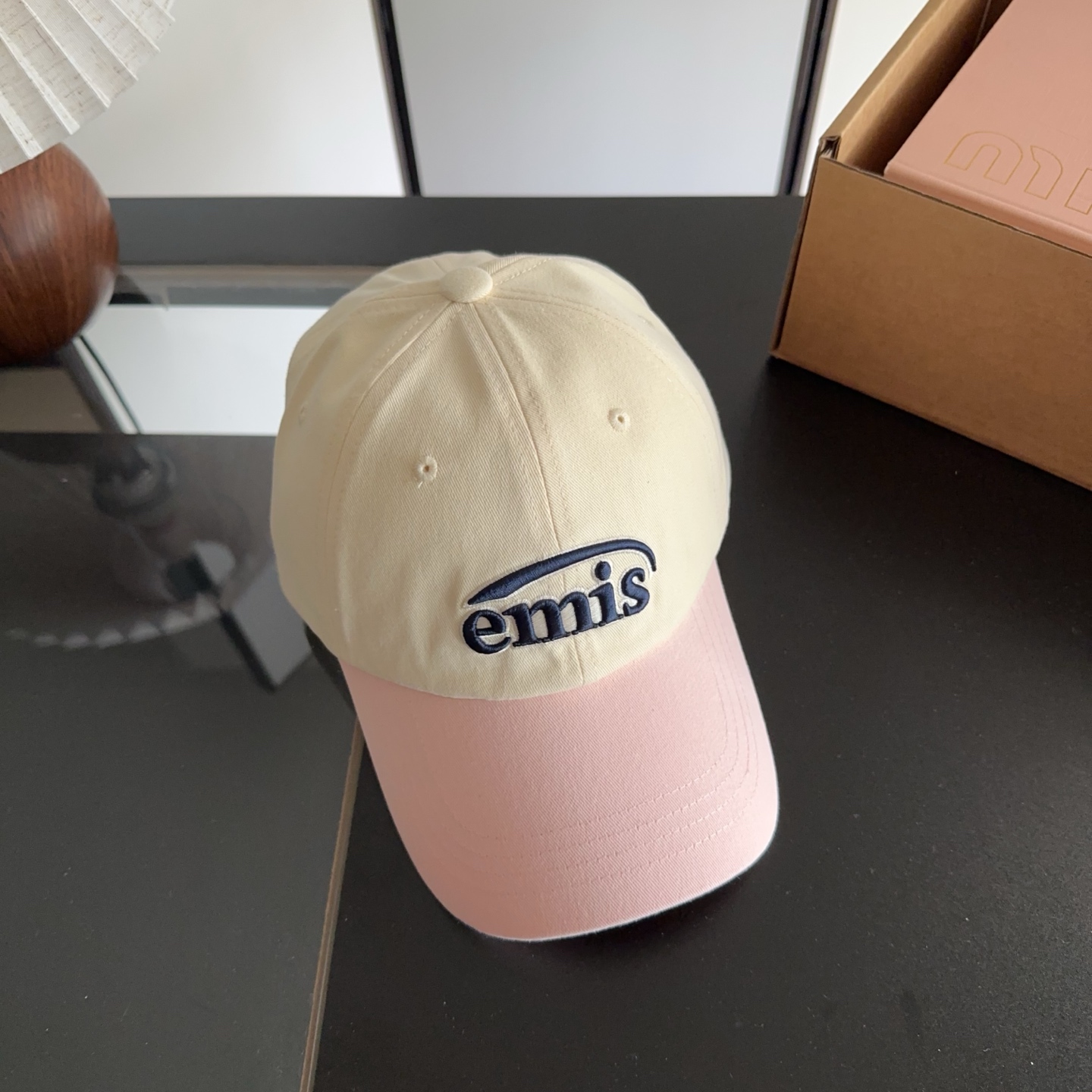 NO:867155,Korean trendy brand emis' new baseball cap, emis' hats are really magical. They all look good, and they don't care about the face shape at all. Everyone wants to buy it. They are very white. They are unisex, head circumference 57cm. Hats, straw hats, fisherman hats, baseball caps, hats, espadrilles, hats19860909韩国潮牌emis 新款棒球帽,emis的帽子真的有种魔力 就是每一个都好看,完全不挑脸型的 每个都想买 很显白 男女通用,头围57cm帽子草帽渔夫帽棒球帽,帽子,espadrilles,hats,hat