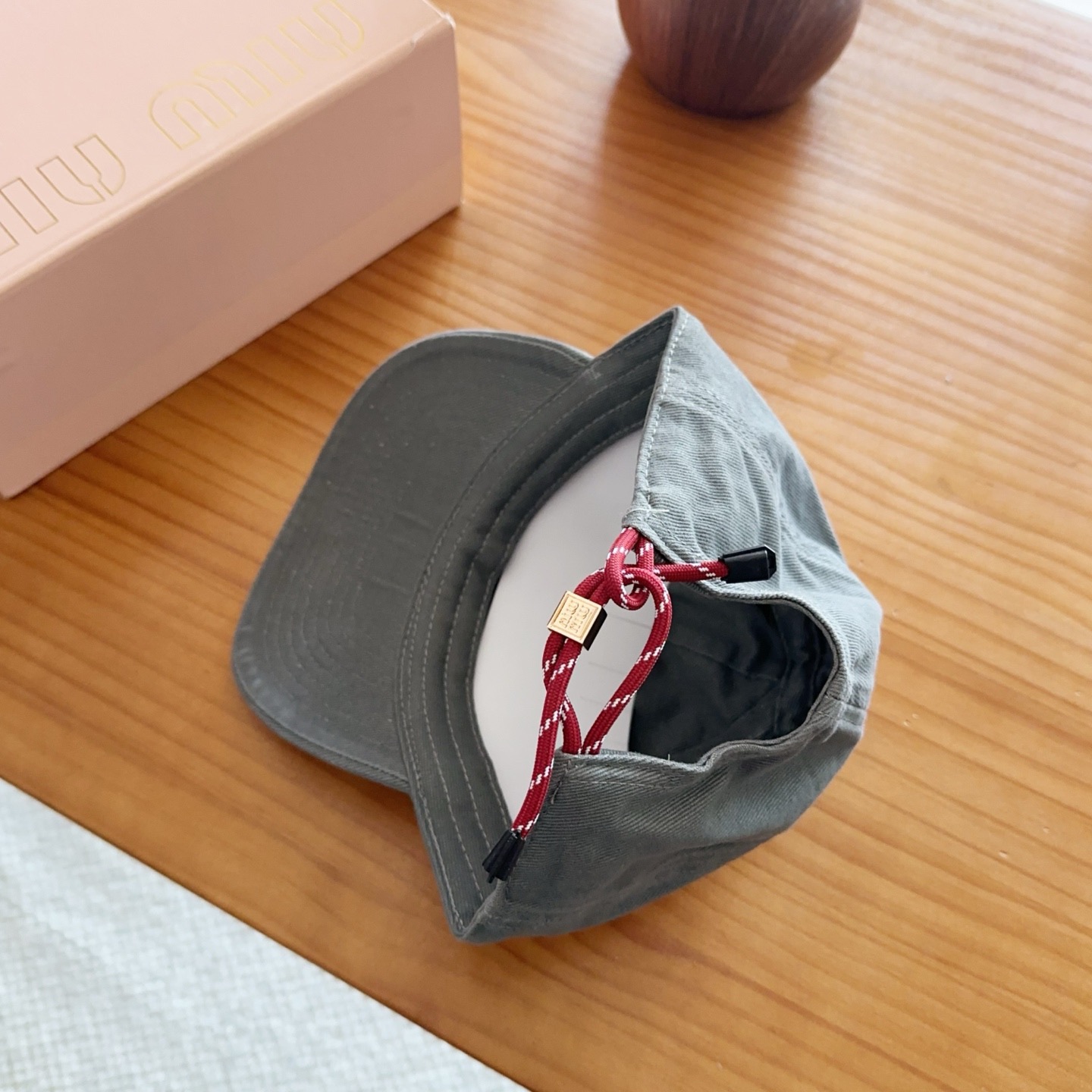 Miumiu缪缪 新款订单款刺绣棒球帽🧢大牌款超好搭配，赶紧入手！
