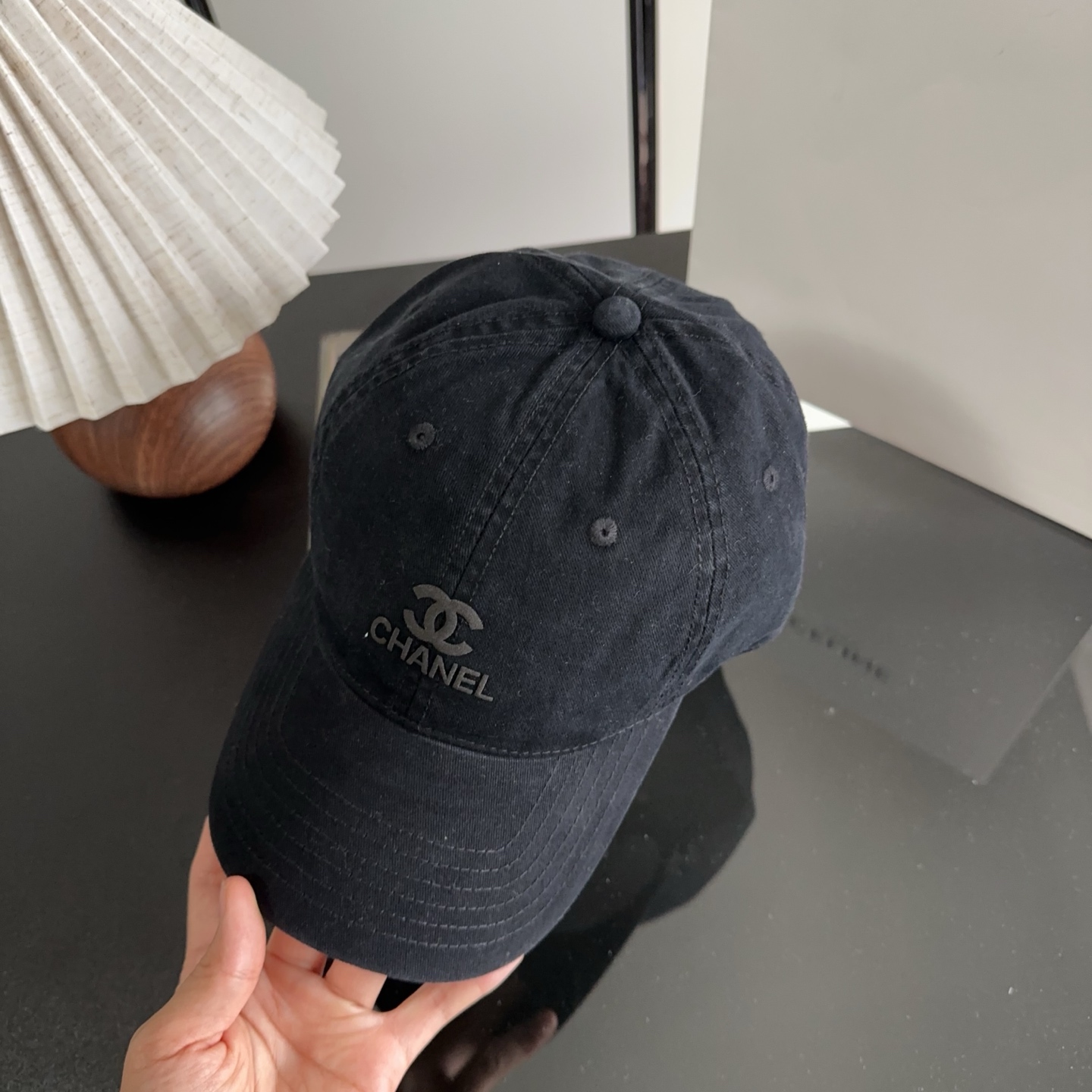 CHANEL香奈儿早春新款🆕节假日旅游带它出去美美哒❕  中古款哟.这种帽子不容易撞款 😬 现货