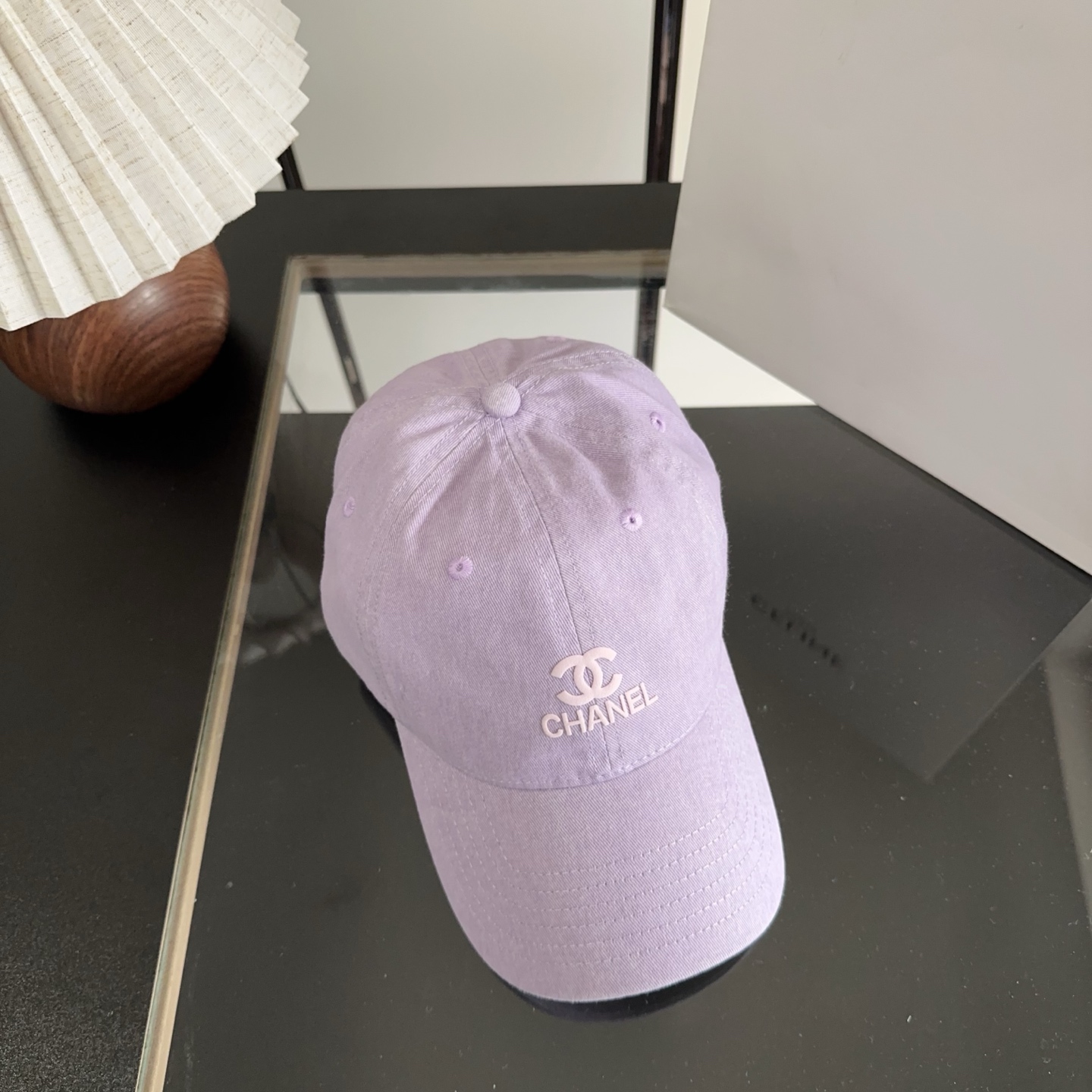 CHANEL香奈儿早春新款🆕节假日旅游带它出去美美哒❕  中古款哟.这种帽子不容易撞款 😬 现货