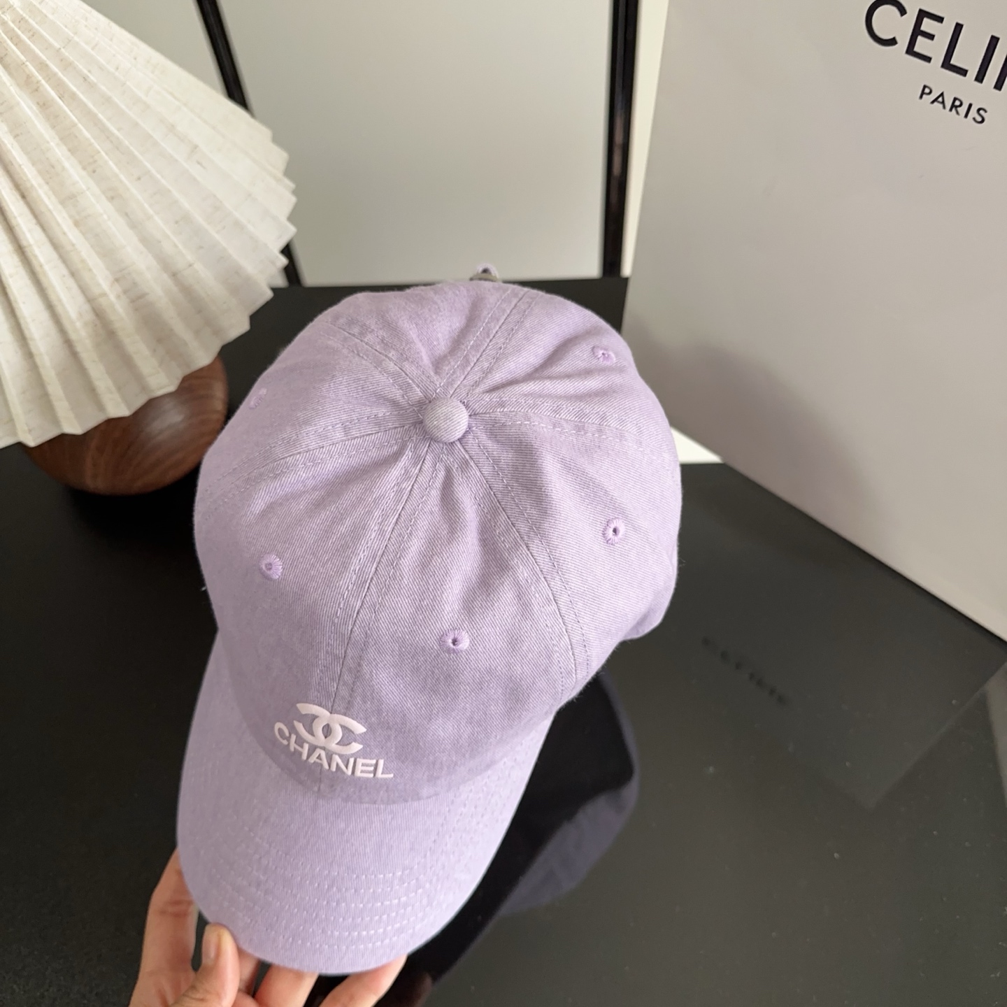 CHANEL香奈儿早春新款🆕节假日旅游带它出去美美哒❕  中古款哟.这种帽子不容易撞款 😬 现货