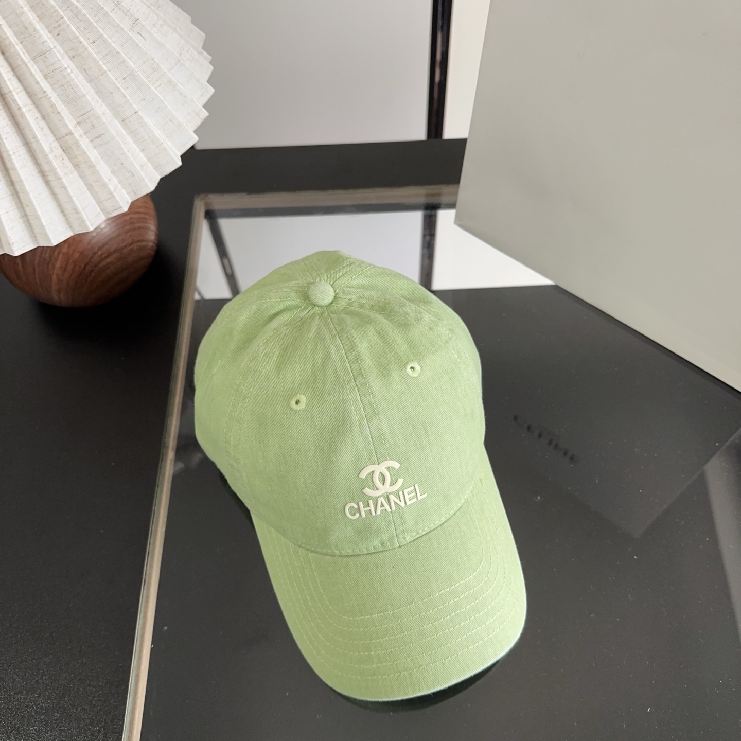 CHANEL香奈儿早春新款🆕节假日旅游带它出去美美哒❕  中古款哟.这种帽子不容易撞款 😬 现货