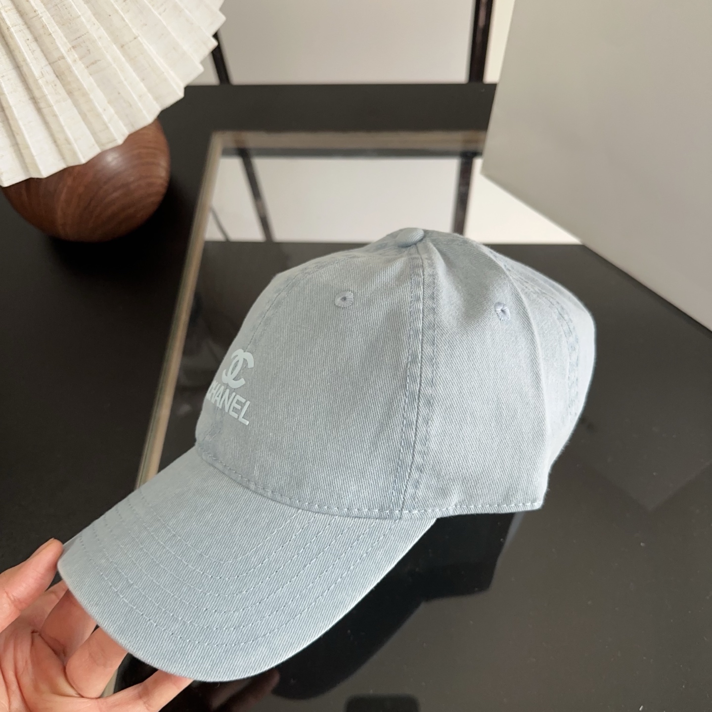 CHANEL香奈儿早春新款🆕节假日旅游带它出去美美哒❕  中古款哟.这种帽子不容易撞款 😬 现货