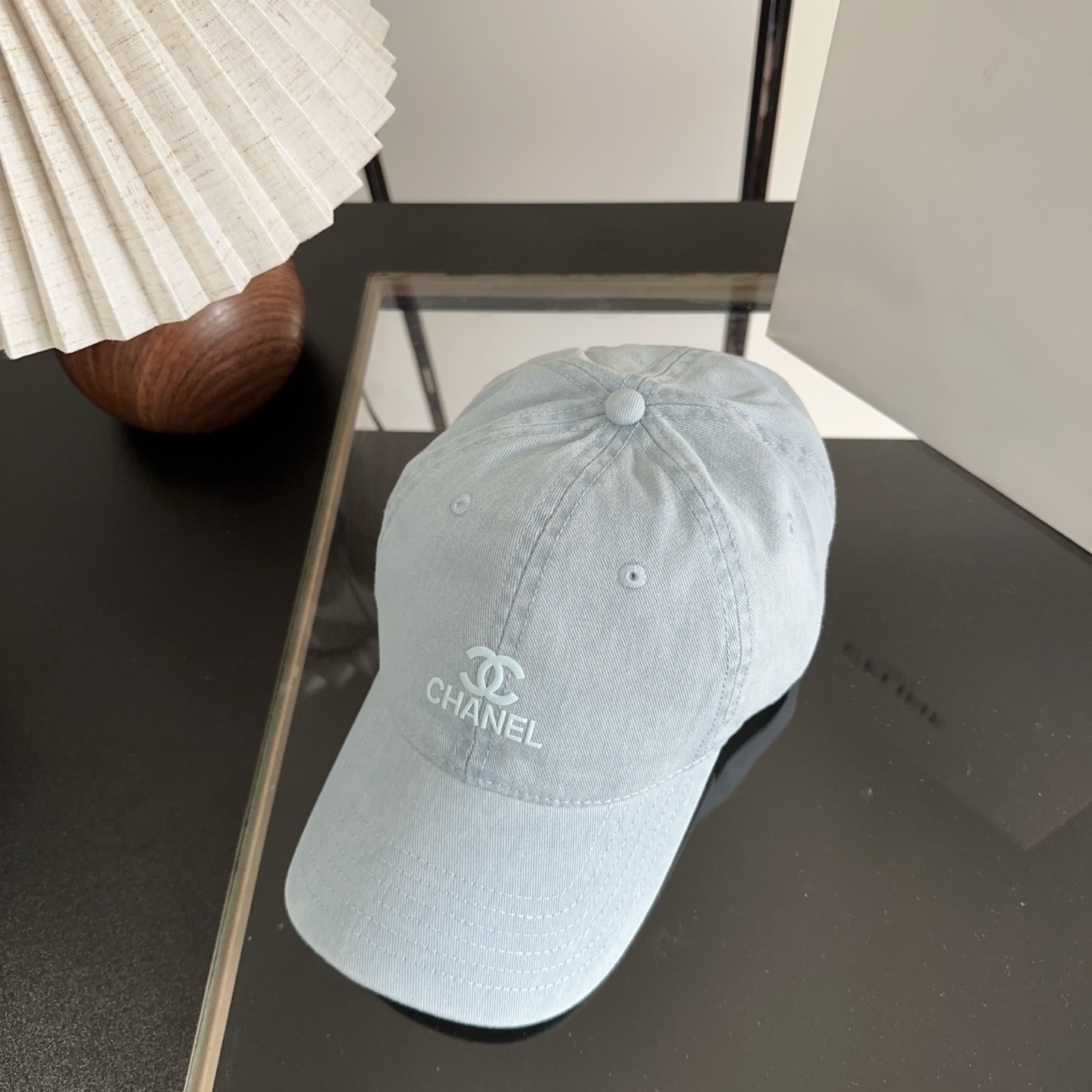 CHANEL香奈儿早春新款🆕节假日旅游带它出去美美哒❕  中古款哟.这种帽子不容易撞款 😬 现货