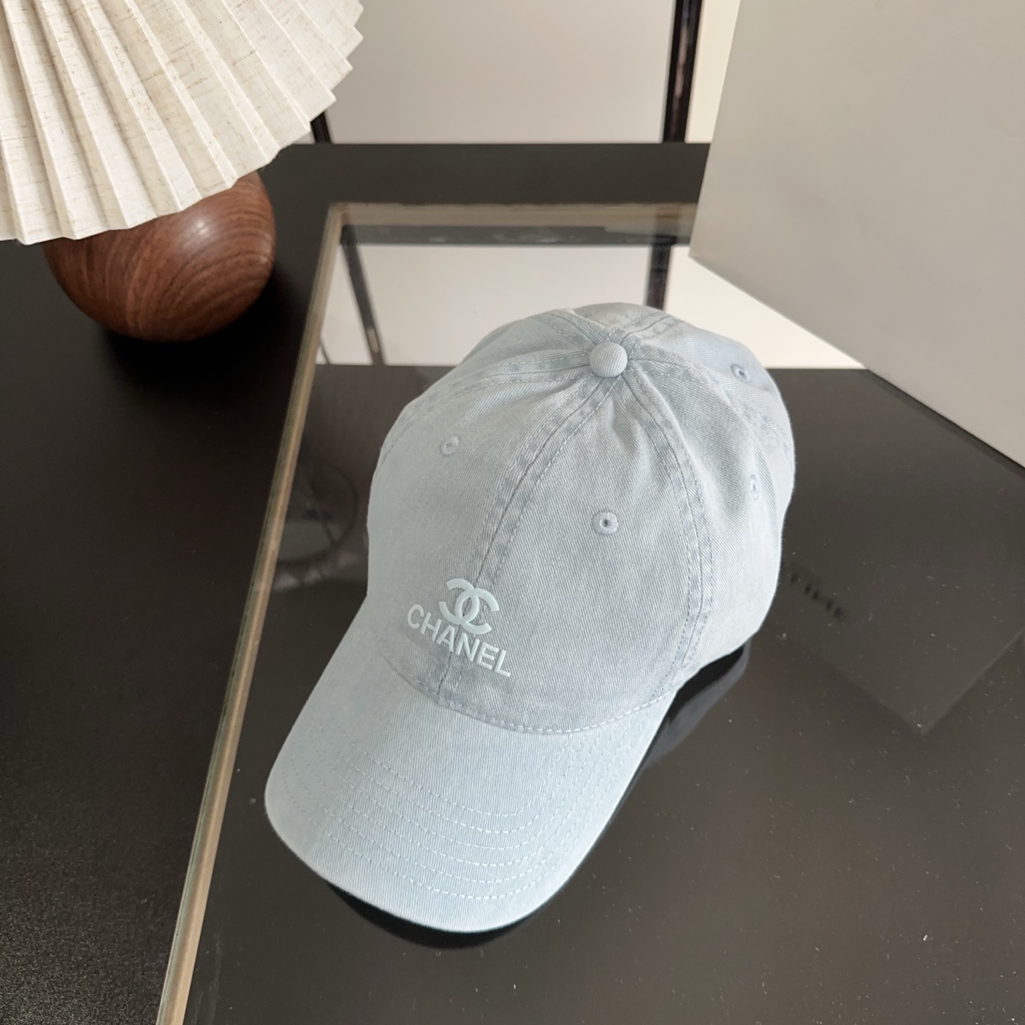 CHANEL香奈儿早春新款🆕节假日旅游带它出去美美哒❕  中古款哟.这种帽子不容易撞款 😬 现货