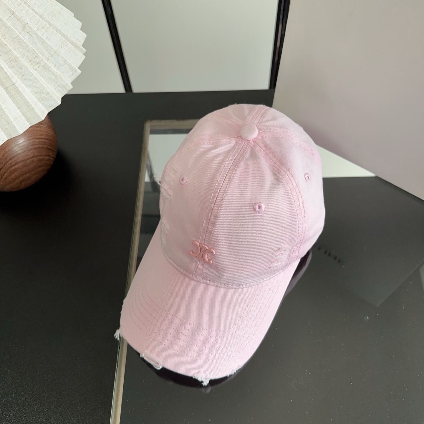 NO:883701,CELINE's new classic casual and trendy style, simple baseball cap in Japanese and Korean style, looks great with any combination!  When traveling, you must buy a hat: a straw hat, a fisherman hat, a baseball cap, hats, celine, celine, espadrilles, hats19860909CELINE赛琳 新款经典休闲潮流款 简约棒球帽日韩风格,随便搭配都超好看！出门旅游,绝对要入手的一款帽子草帽渔夫帽棒球帽,帽子,celine,celine,espadrilles,hats,hat