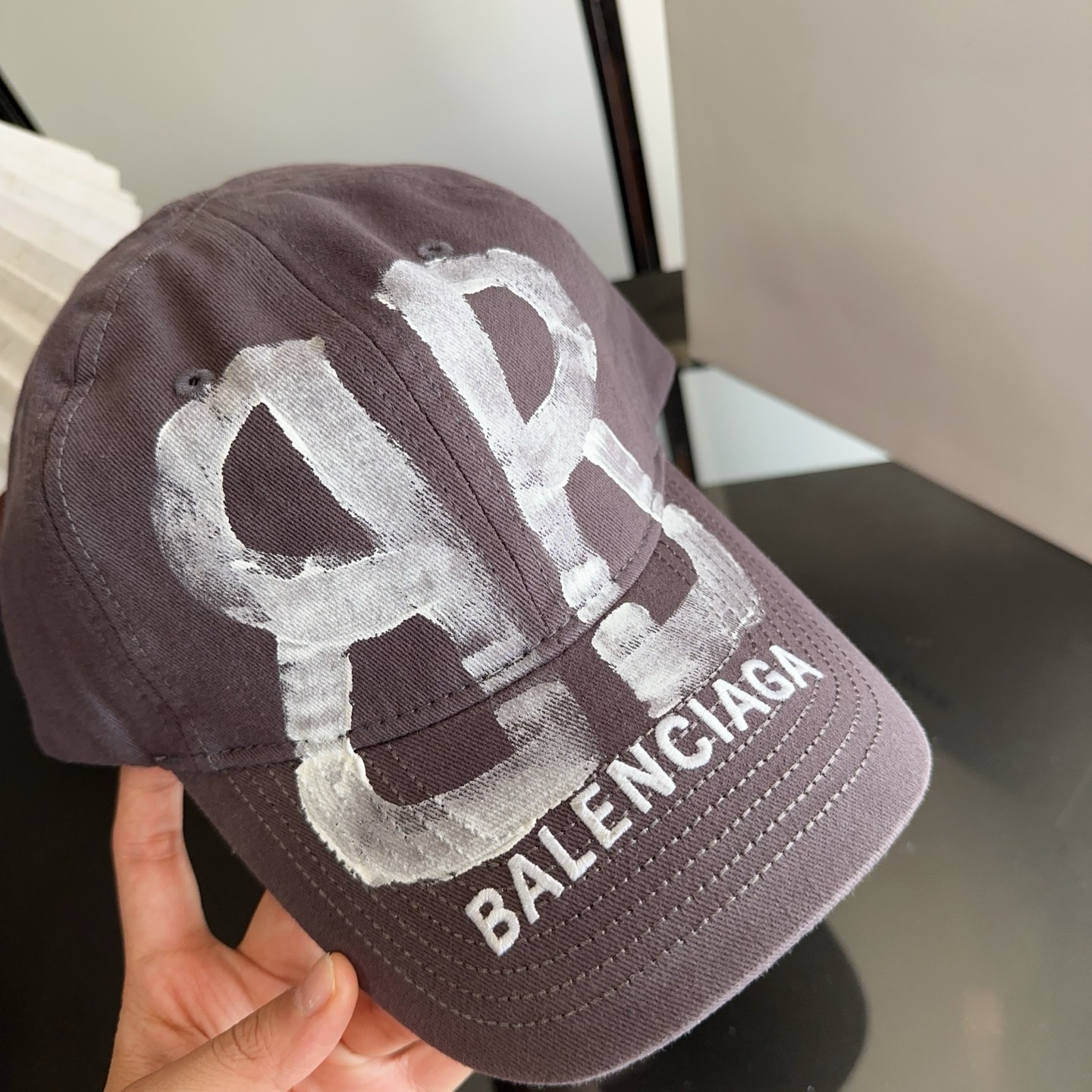 Balencia*a 巴黎世家刺绣字母新款棒球帽 现货秒发🧢简约时尚超级无敌好看的帽子！情侣款！
