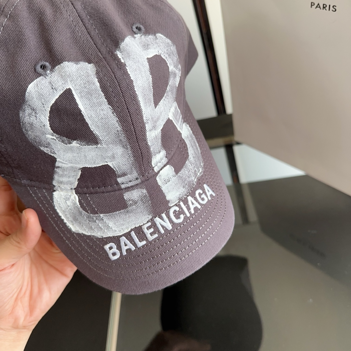 Balencia*a 巴黎世家刺绣字母新款棒球帽 现货秒发🧢简约时尚超级无敌好看的帽子！情侣款！