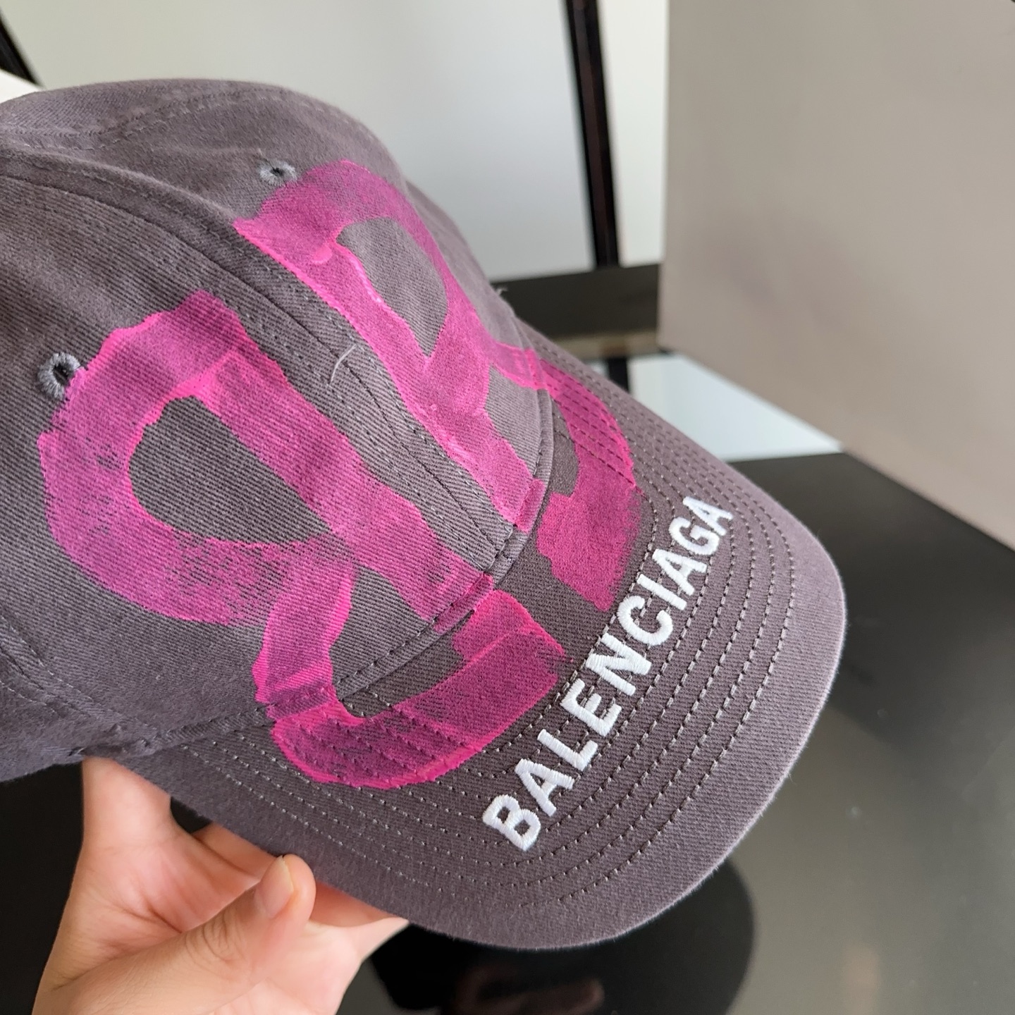 Balencia*a 巴黎世家刺绣字母新款棒球帽 现货秒发🧢简约时尚超级无敌好看的帽子！情侣款！