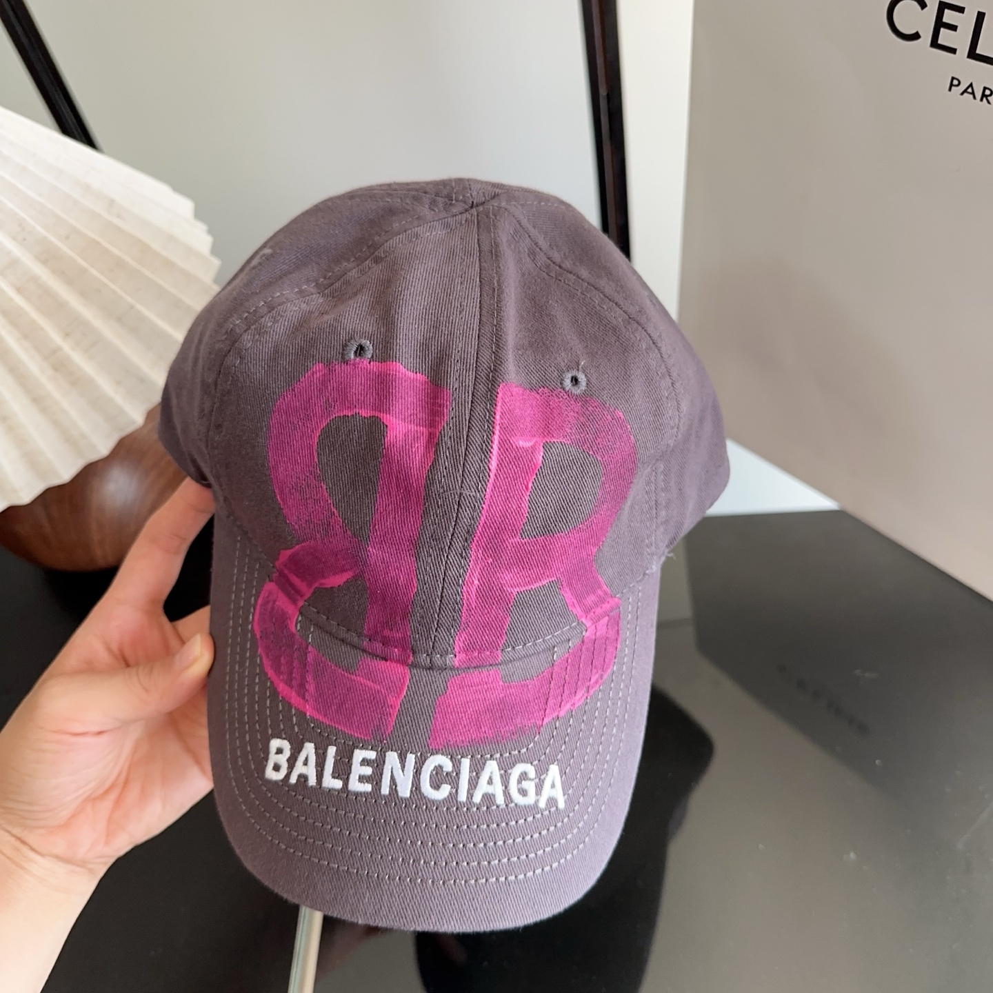 Balencia*a 巴黎世家刺绣字母新款棒球帽 现货秒发🧢简约时尚超级无敌好看的帽子！情侣款！