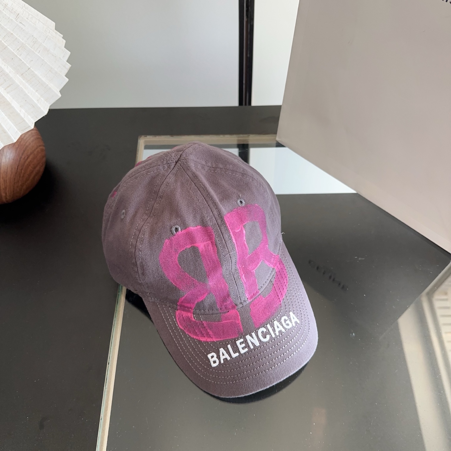 Balencia*a 巴黎世家刺绣字母新款棒球帽 现货秒发🧢简约时尚超级无敌好看的帽子！情侣款！