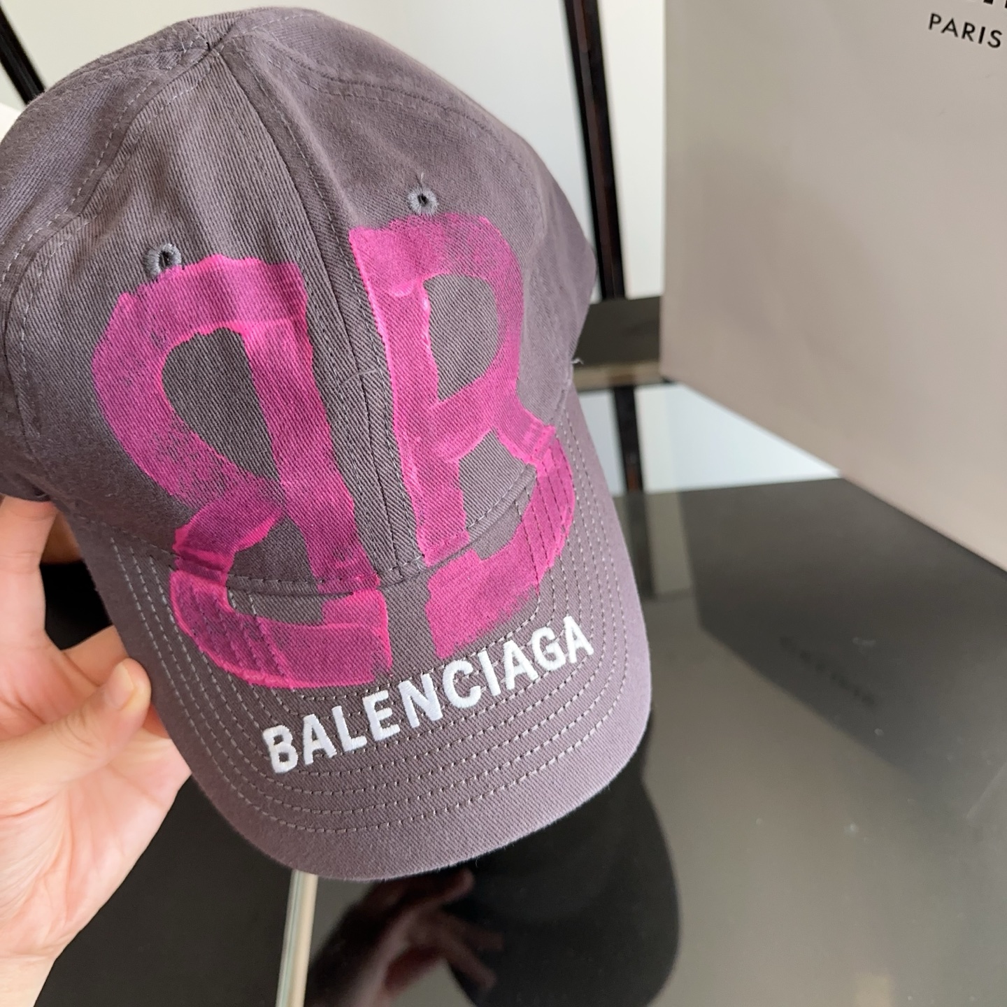 Balencia*a 巴黎世家刺绣字母新款棒球帽 现货秒发🧢简约时尚超级无敌好看的帽子！情侣款！