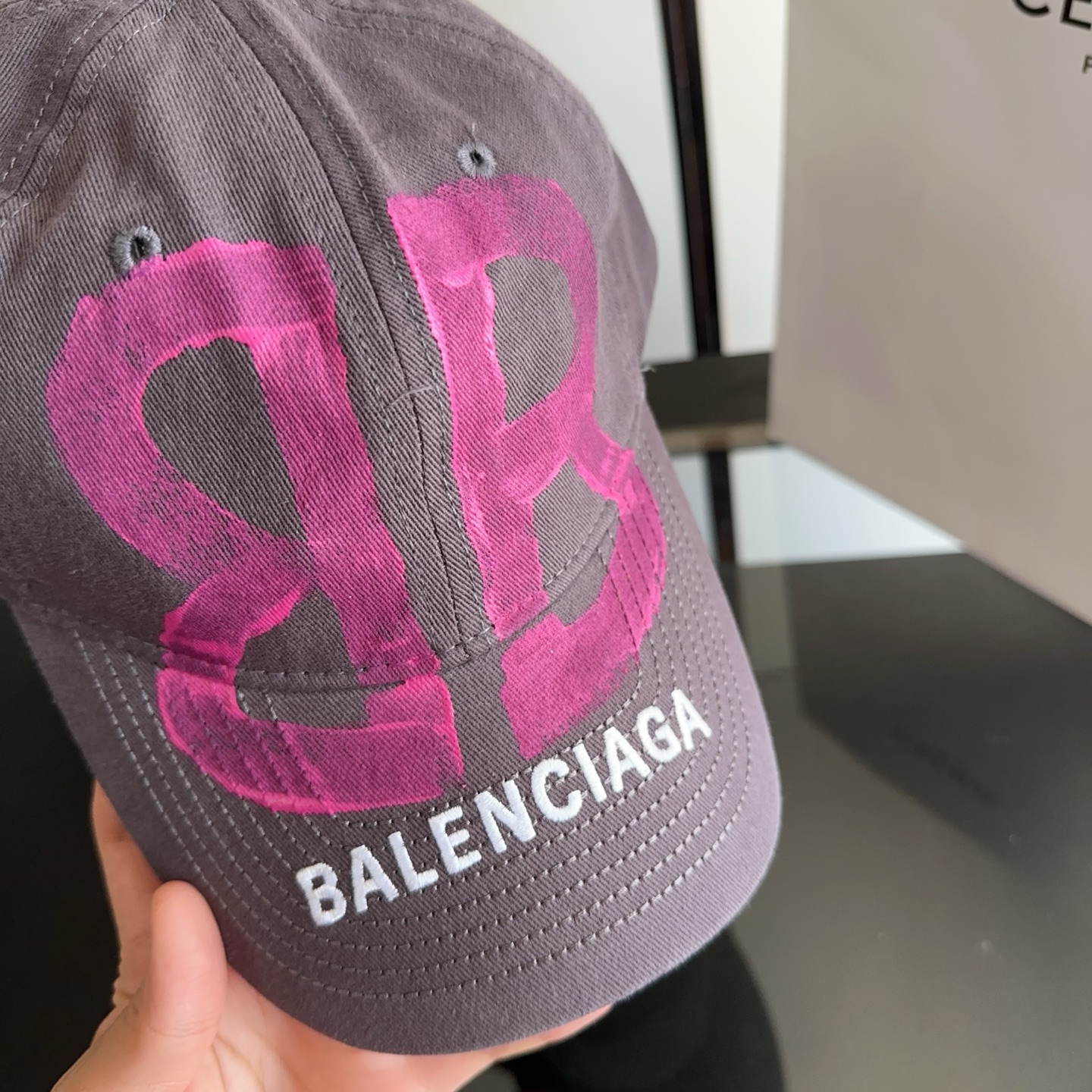 Balencia*a 巴黎世家刺绣字母新款棒球帽 现货秒发🧢简约时尚超级无敌好看的帽子！情侣款！