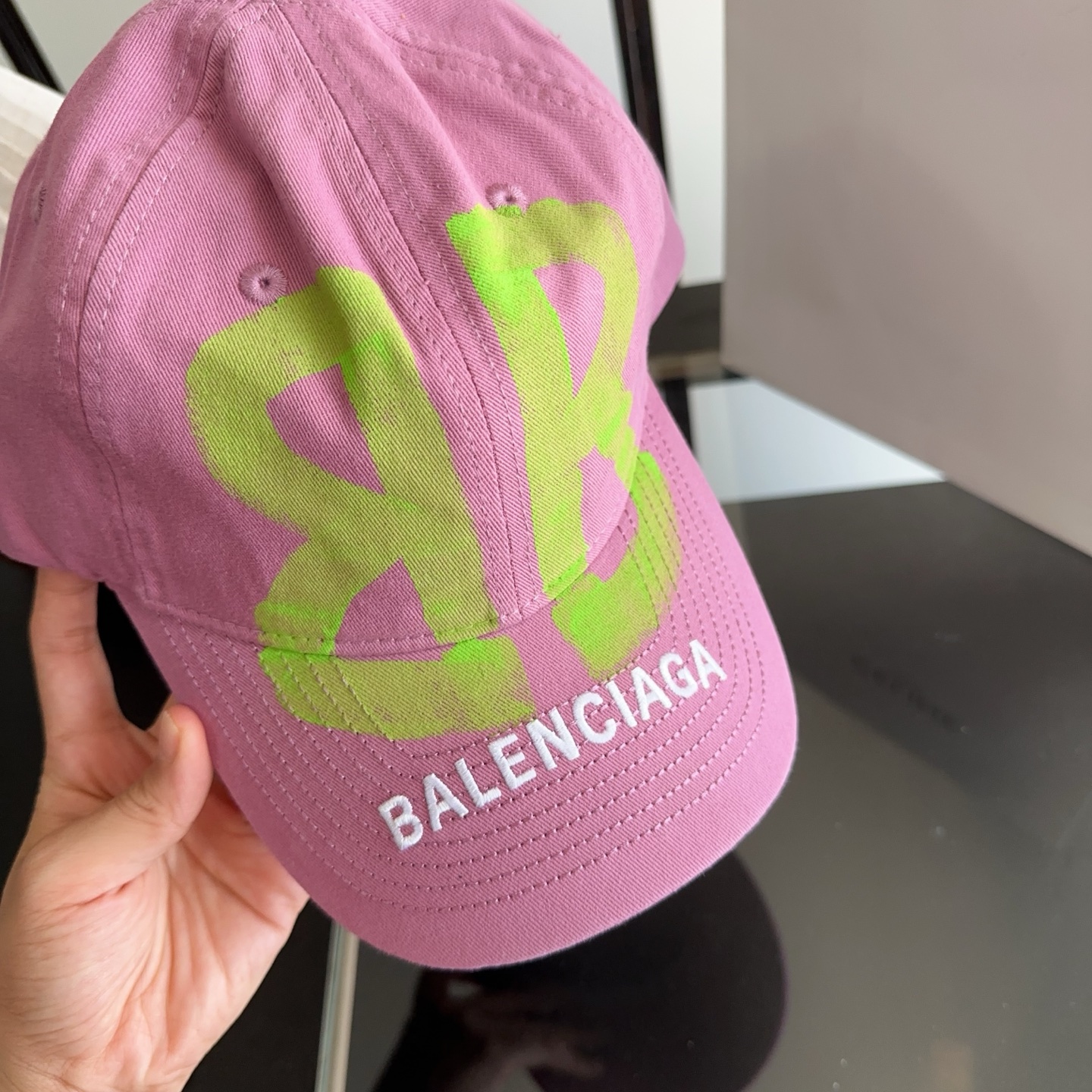 Balencia*a 巴黎世家刺绣字母新款棒球帽 现货秒发🧢简约时尚超级无敌好看的帽子！情侣款！