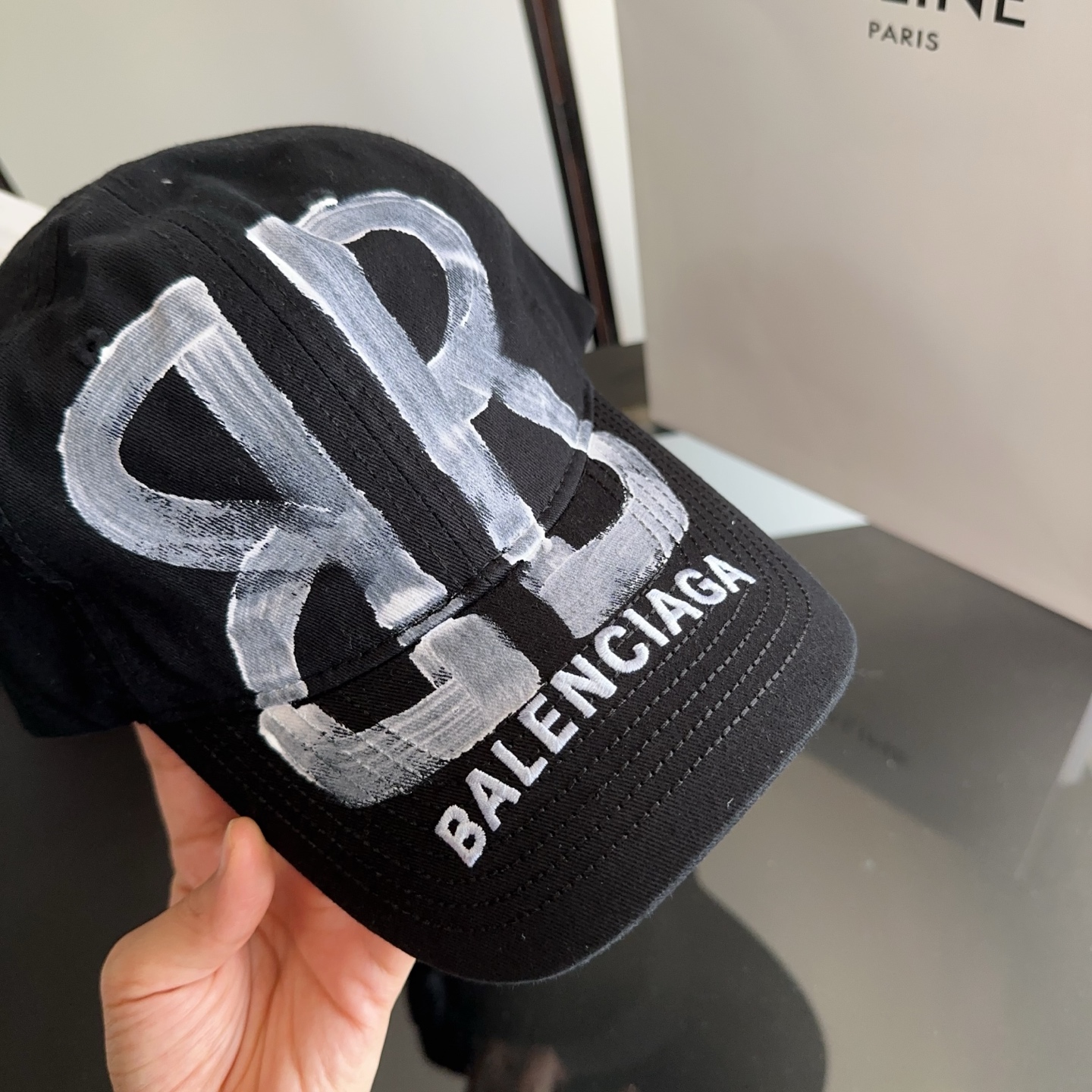 Balencia*a 巴黎世家刺绣字母新款棒球帽 现货秒发🧢简约时尚超级无敌好看的帽子！情侣款！