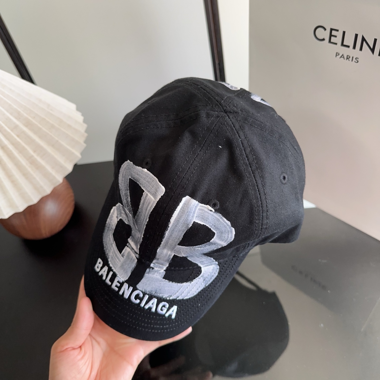 Balencia*a 巴黎世家刺绣字母新款棒球帽 现货秒发🧢简约时尚超级无敌好看的帽子！情侣款！