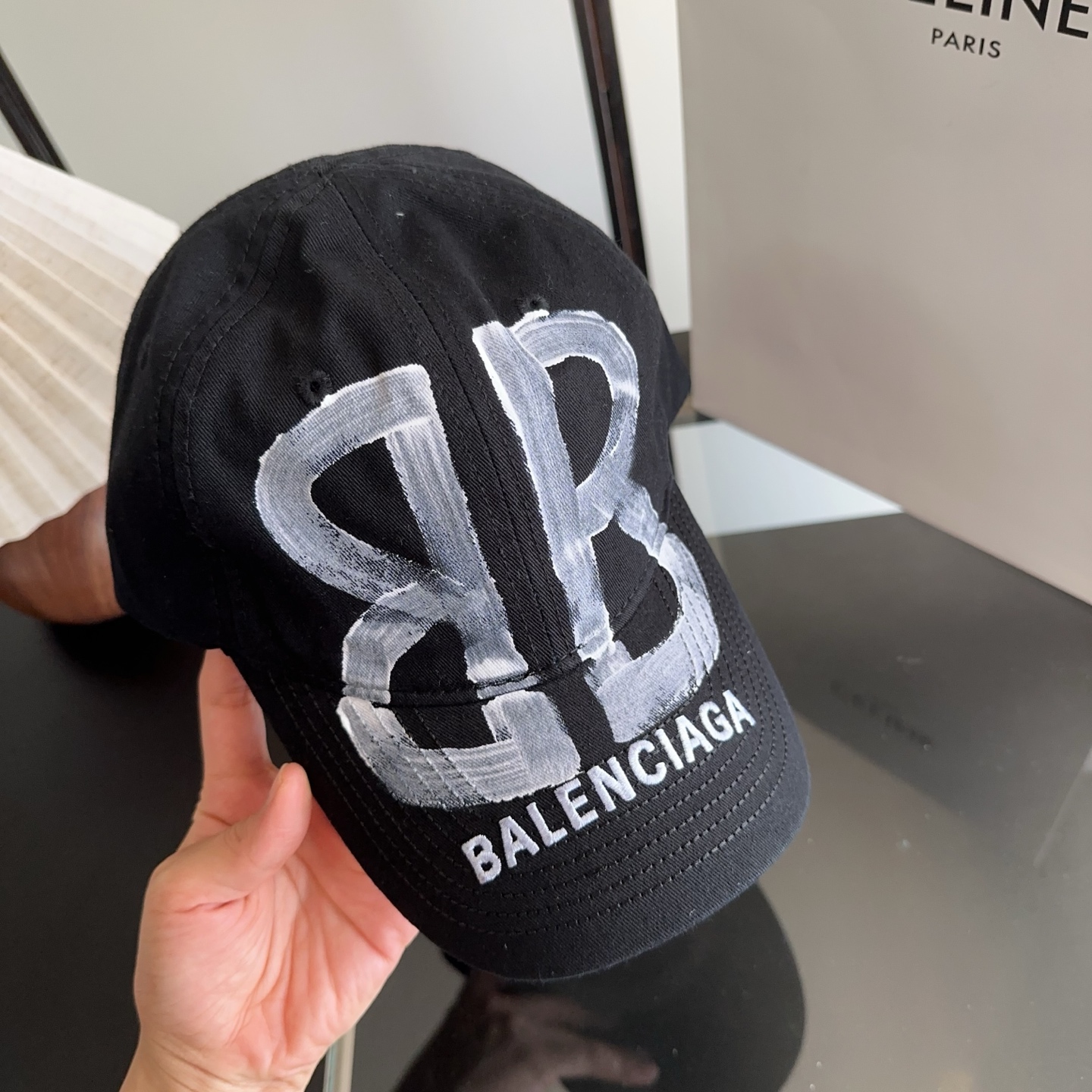 Balencia*a 巴黎世家刺绣字母新款棒球帽 现货秒发🧢简约时尚超级无敌好看的帽子！情侣款！