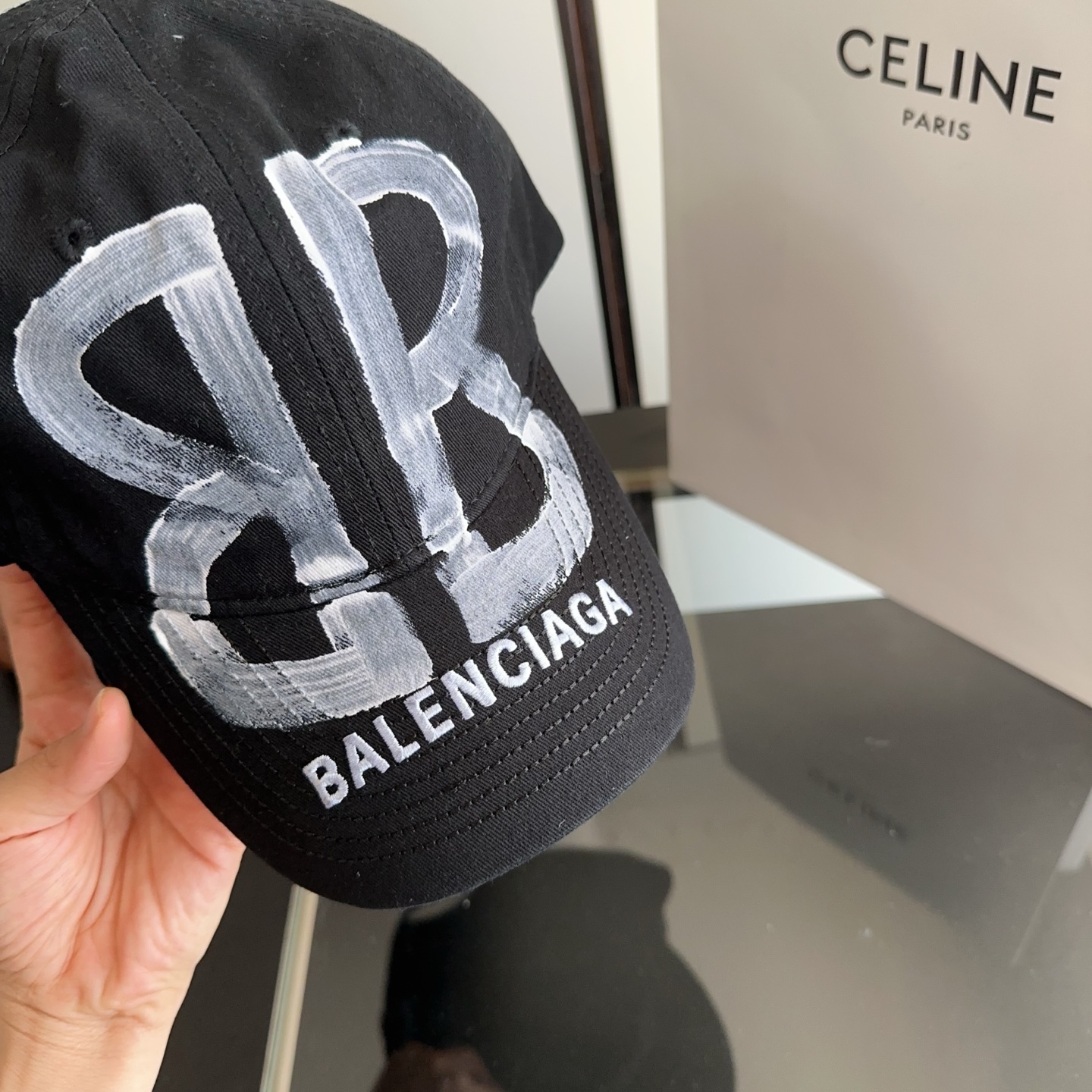 Balencia*a 巴黎世家刺绣字母新款棒球帽 现货秒发🧢简约时尚超级无敌好看的帽子！情侣款！