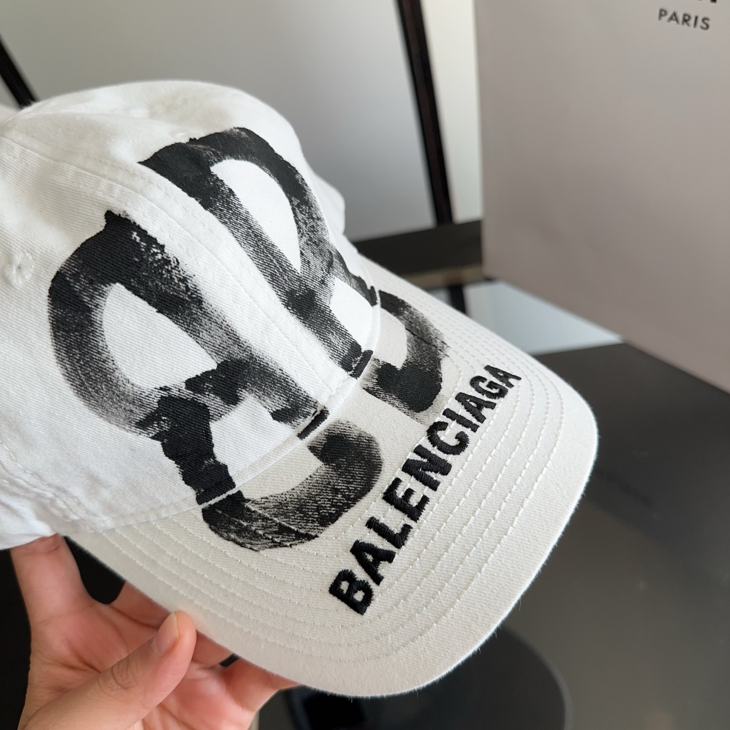 Balencia*a 巴黎世家刺绣字母新款棒球帽 现货秒发🧢简约时尚超级无敌好看的帽子！情侣款！