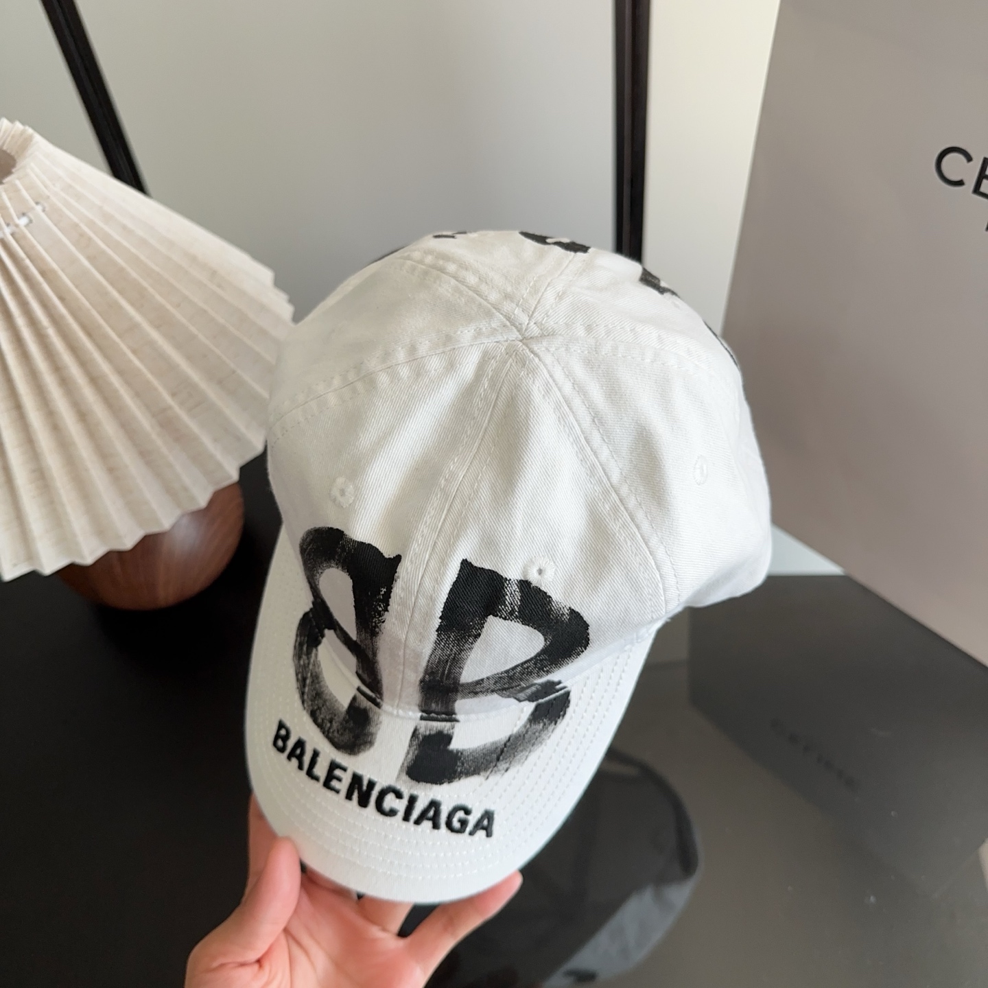 Balencia*a 巴黎世家刺绣字母新款棒球帽 现货秒发🧢简约时尚超级无敌好看的帽子！情侣款！