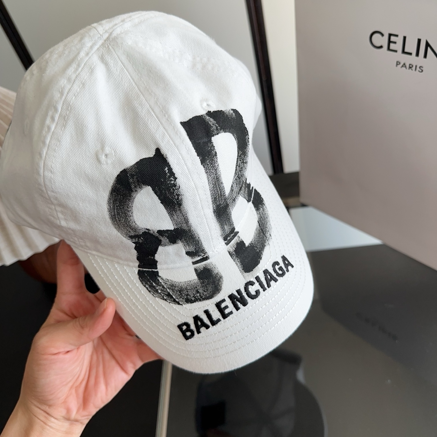 Balencia*a 巴黎世家刺绣字母新款棒球帽 现货秒发🧢简约时尚超级无敌好看的帽子！情侣款！