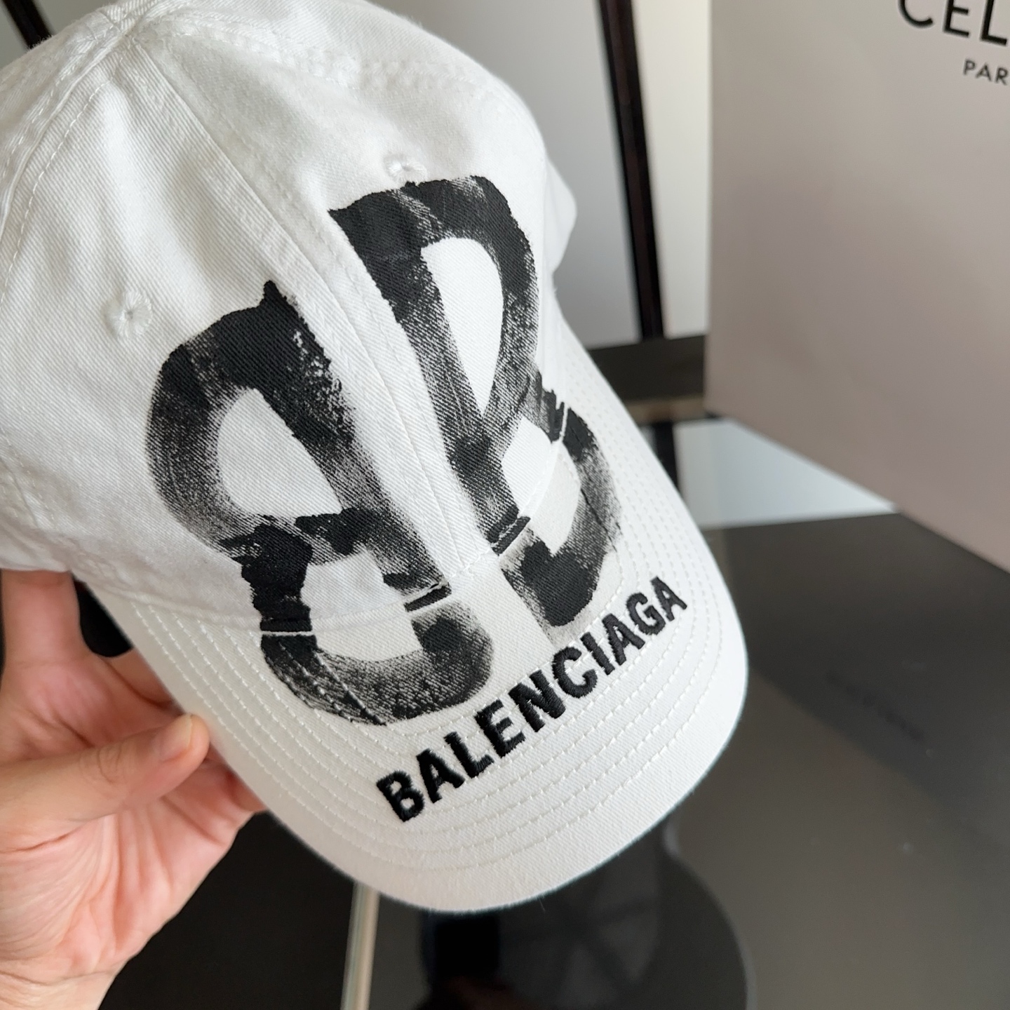 Balencia*a 巴黎世家刺绣字母新款棒球帽 现货秒发🧢简约时尚超级无敌好看的帽子！情侣款！