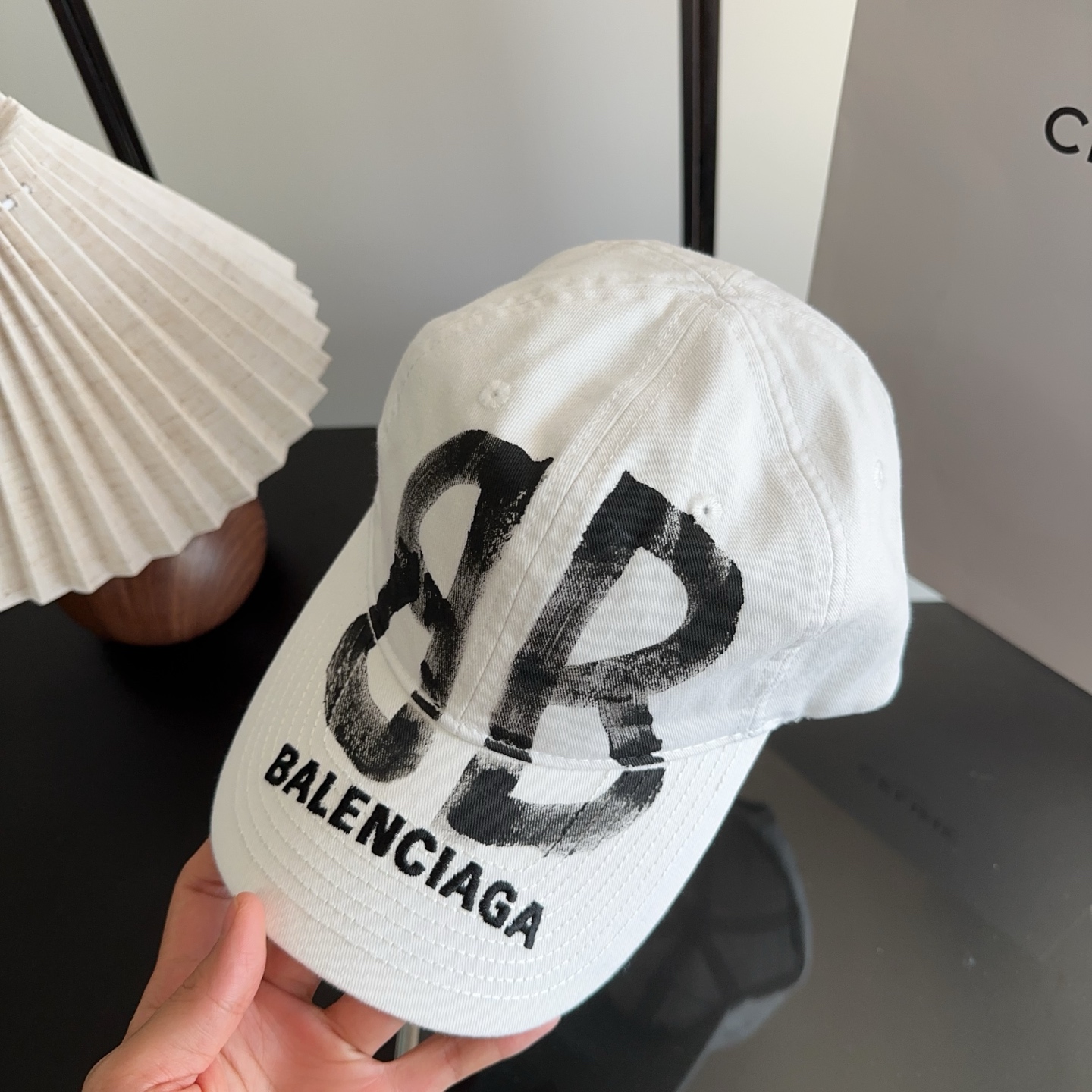Balencia*a 巴黎世家刺绣字母新款棒球帽 现货秒发🧢简约时尚超级无敌好看的帽子！情侣款！