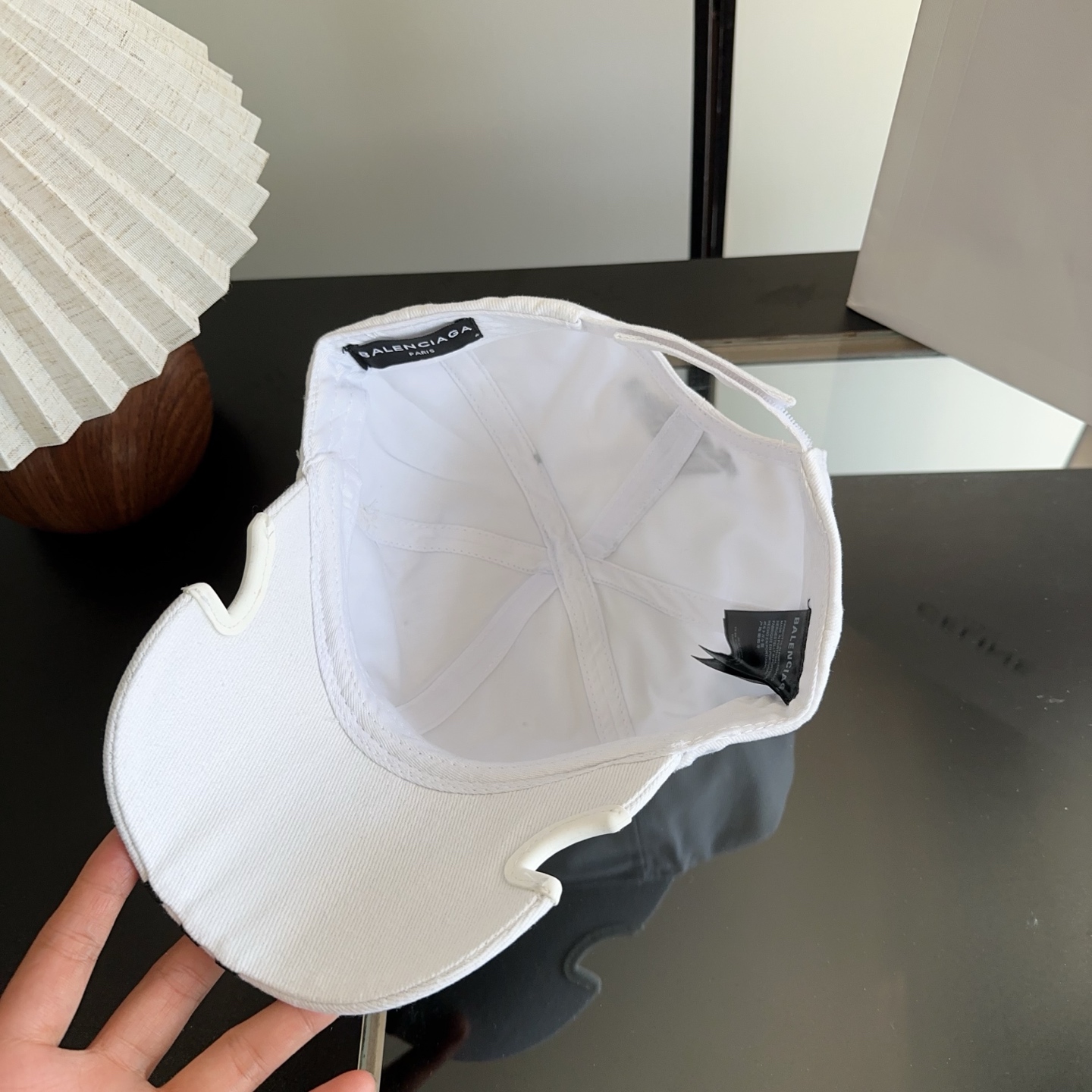 Balencia*a 巴黎世家刺绣字母新款棒球帽 现货秒发🧢简约时尚超级无敌好看的帽子！情侣款！