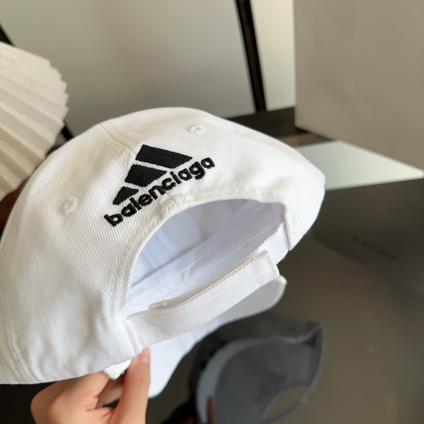 Balencia*a 巴黎世家刺绣字母新款棒球帽 现货秒发🧢简约时尚超级无敌好看的帽子！情侣款！