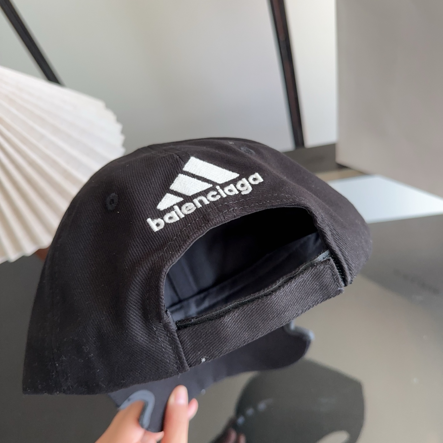 Balencia*a 巴黎世家刺绣字母新款棒球帽 现货秒发🧢简约时尚超级无敌好看的帽子！情侣款！