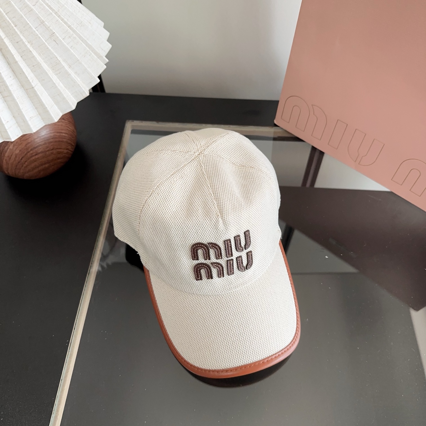 NO:928450,Miumiu Miumiu's new embroidered baseball caps are super easy to match, so hurry up and get them!  hat straw hat bucket hat baseball cap, hat, miumiu, espadrilles, hats19860909Miumiu缪缪 新款刺绣棒球帽大牌款超好搭配,赶紧入手！帽子草帽渔夫帽棒球帽,帽子,miumiu,espadrilles,hats,hat