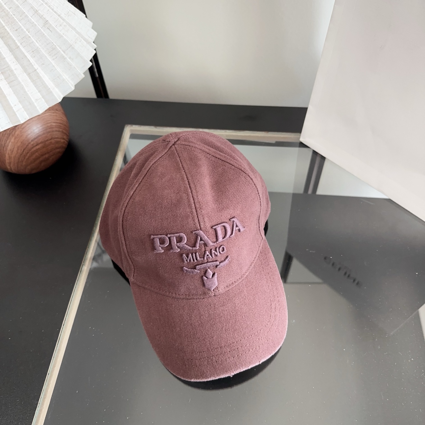 NO:928421,Prada embroidered letter baseball cap has a strong design and is refreshing. The head shape is very good and can be modified into various head shapes. It is a versatile hat, straw hat, fisherman hat, baseball cap, hat, prada, espadrilles, hats19860909普拉达刺绣字母棒球帽 设计感超强,让人耳目一新 头型非常好,可以修饰各种头型,实力百搭款帽子草帽渔夫帽棒球帽,帽子,prada,espadrilles,hats,hat