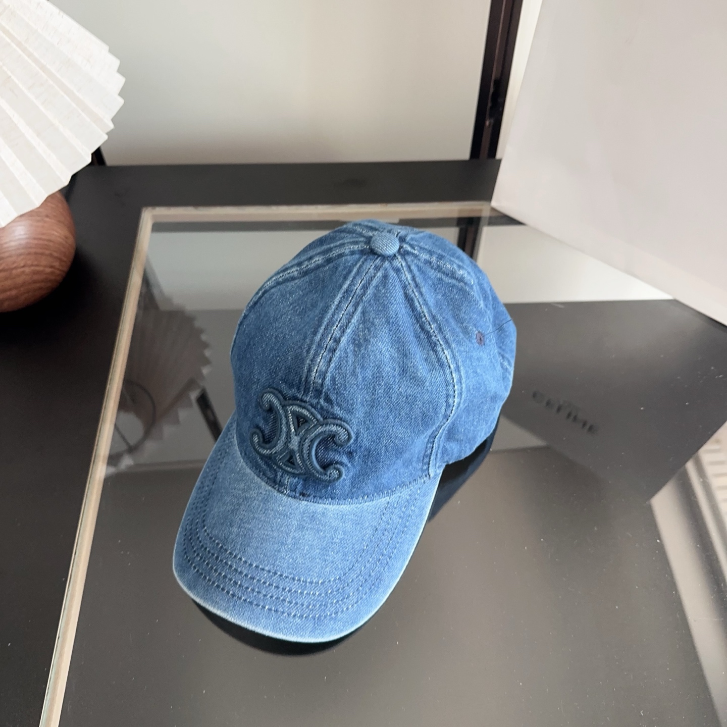 NO:928389,CELINE Celine's new denim blue retro baseball cap. Take it out when traveling. It's beautiful. It's a second-hand style. This kind of hat is not easy to match. Ready-made hats, straw hats, fisherman hats, baseball caps, hats, celine, espadrilles, hats19860909CELINE思琳 新款牛仔蓝复古款棒球帽 旅游带它出去美美哒 中古款哟.这种帽子不容易撞款 现货帽子草帽渔夫帽棒球帽,帽子,celine,espadrilles,hats,hat