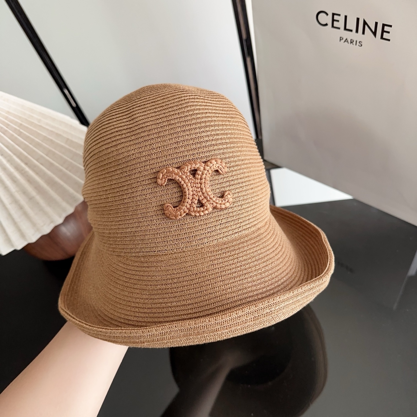 Celine 新款凯旋门编织草帽 拉菲草自带的味道真的很好闻~ 这个编织的草帽软软的 可以折起来 不会变形！ 内又松紧带