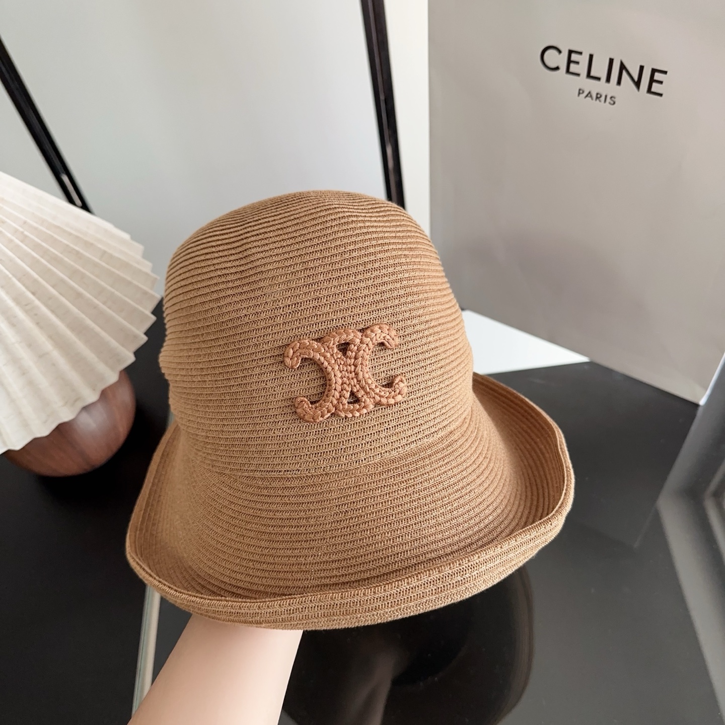 Celine 新款凯旋门编织草帽 拉菲草自带的味道真的很好闻~ 这个编织的草帽软软的 可以折起来 不会变形！ 内又松紧带