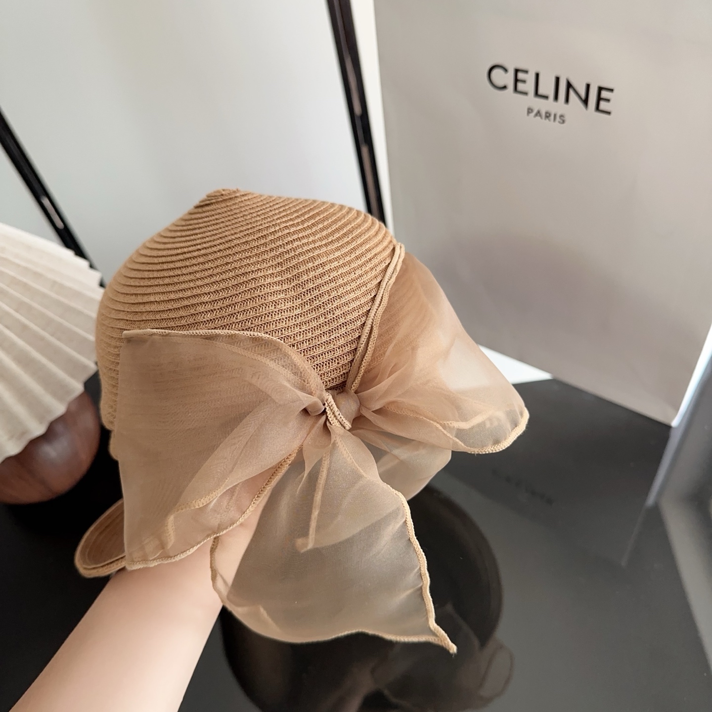 Celine 新款凯旋门编织草帽 拉菲草自带的味道真的很好闻~ 这个编织的草帽软软的 可以折起来 不会变形！ 内又松紧带