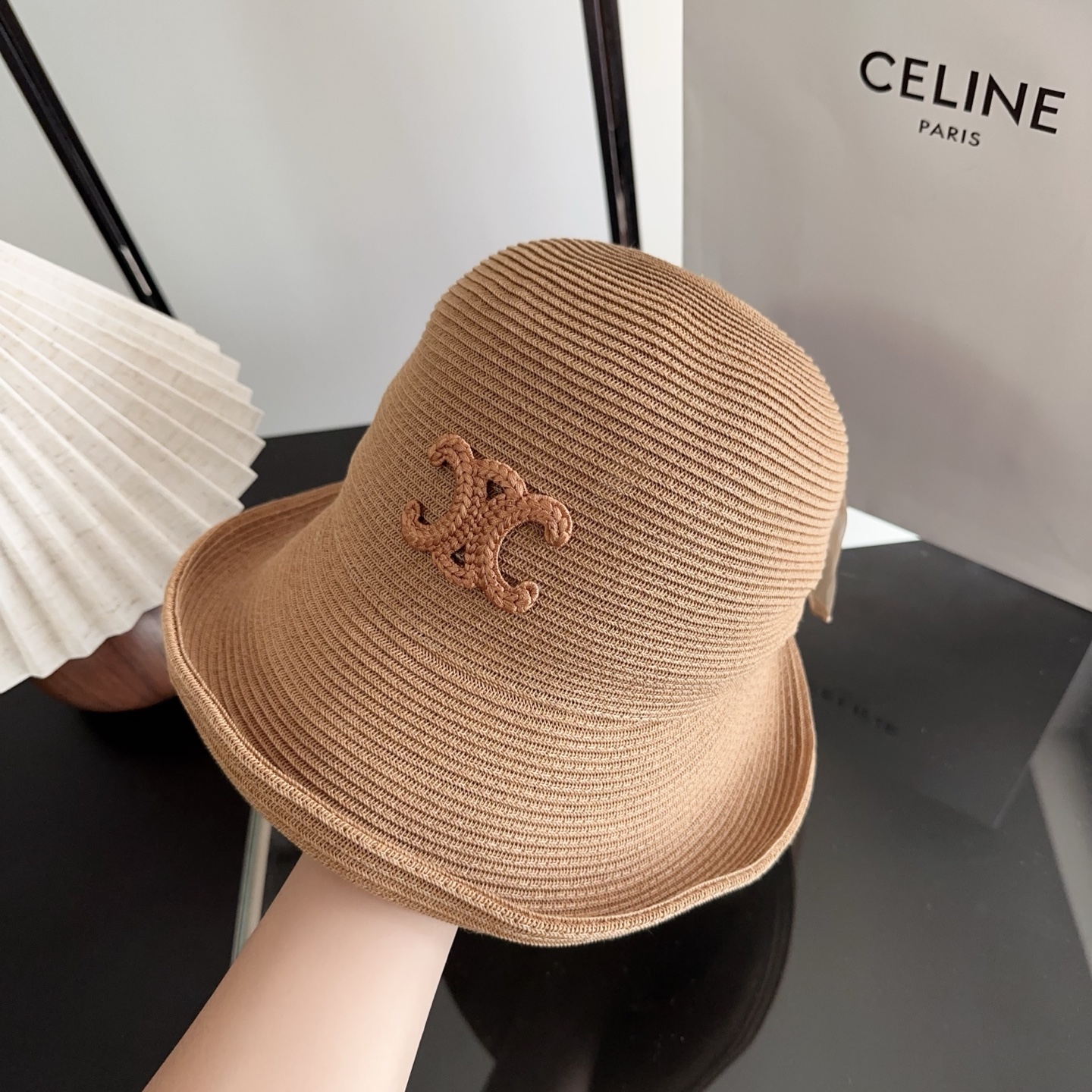 Celine 新款凯旋门编织草帽 拉菲草自带的味道真的很好闻~ 这个编织的草帽软软的 可以折起来 不会变形！ 内又松紧带