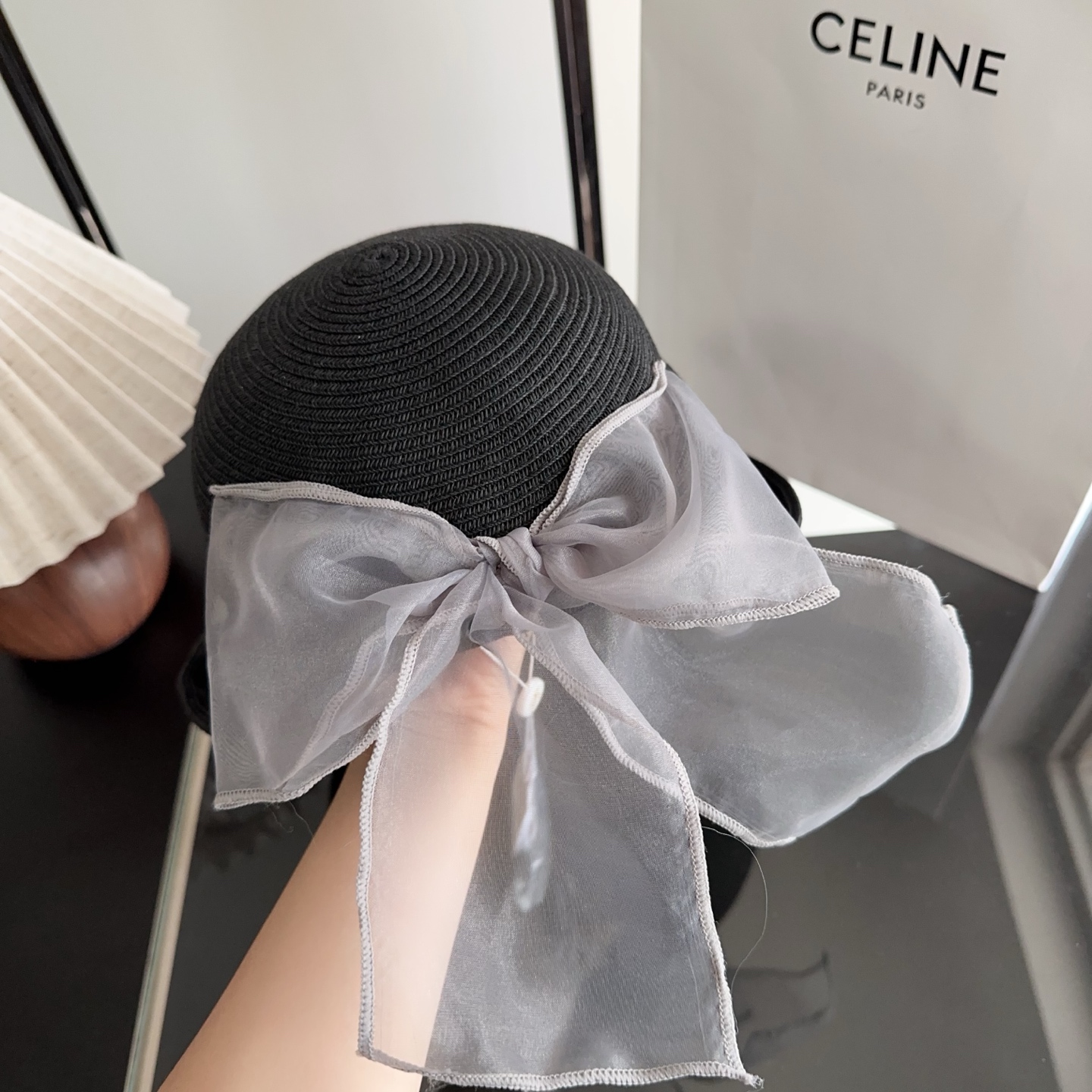 Celine 新款凯旋门编织草帽 拉菲草自带的味道真的很好闻~ 这个编织的草帽软软的 可以折起来 不会变形！ 内又松紧带