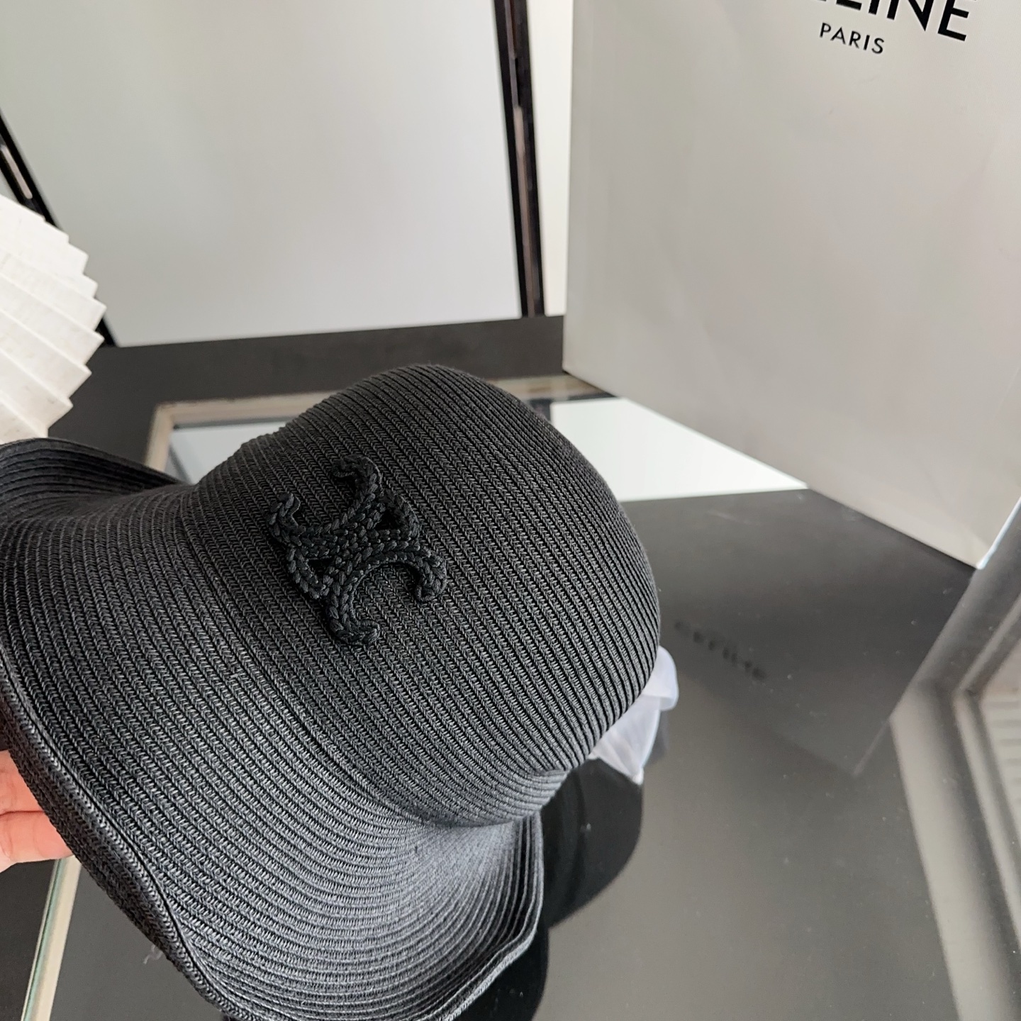 Celine 新款凯旋门编织草帽 拉菲草自带的味道真的很好闻~ 这个编织的草帽软软的 可以折起来 不会变形！ 内又松紧带