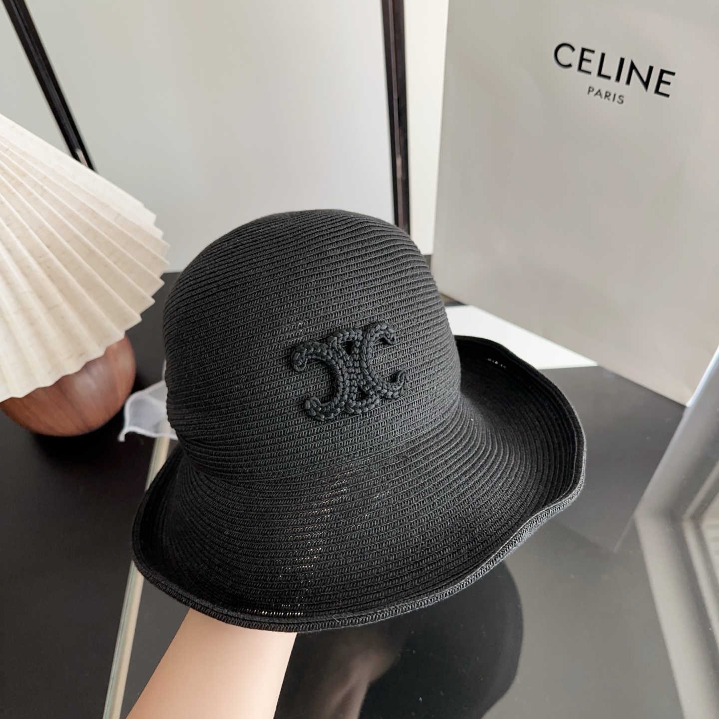 Celine 新款凯旋门编织草帽 拉菲草自带的味道真的很好闻~ 这个编织的草帽软软的 可以折起来 不会变形！ 内又松紧带