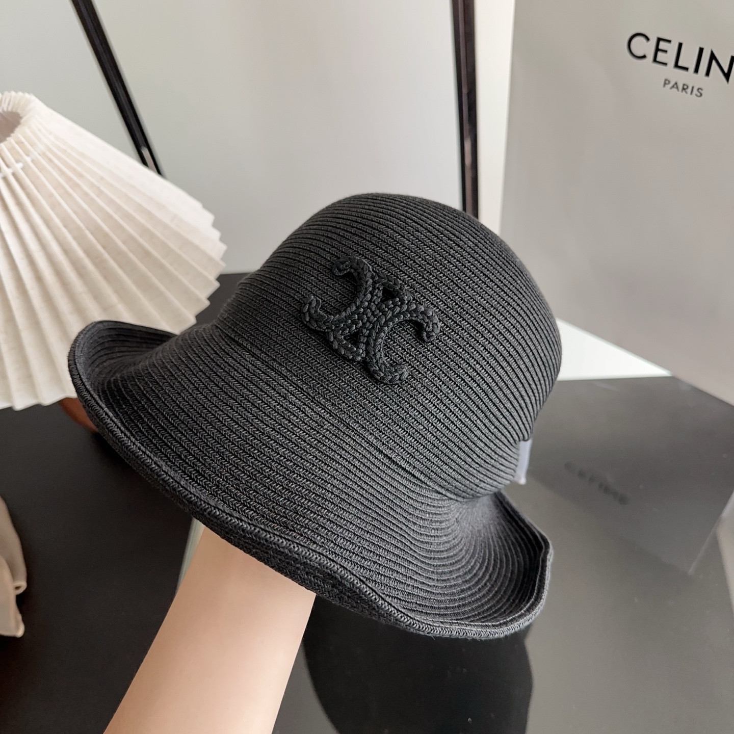 Celine 新款凯旋门编织草帽 拉菲草自带的味道真的很好闻~ 这个编织的草帽软软的 可以折起来 不会变形！ 内又松紧带
