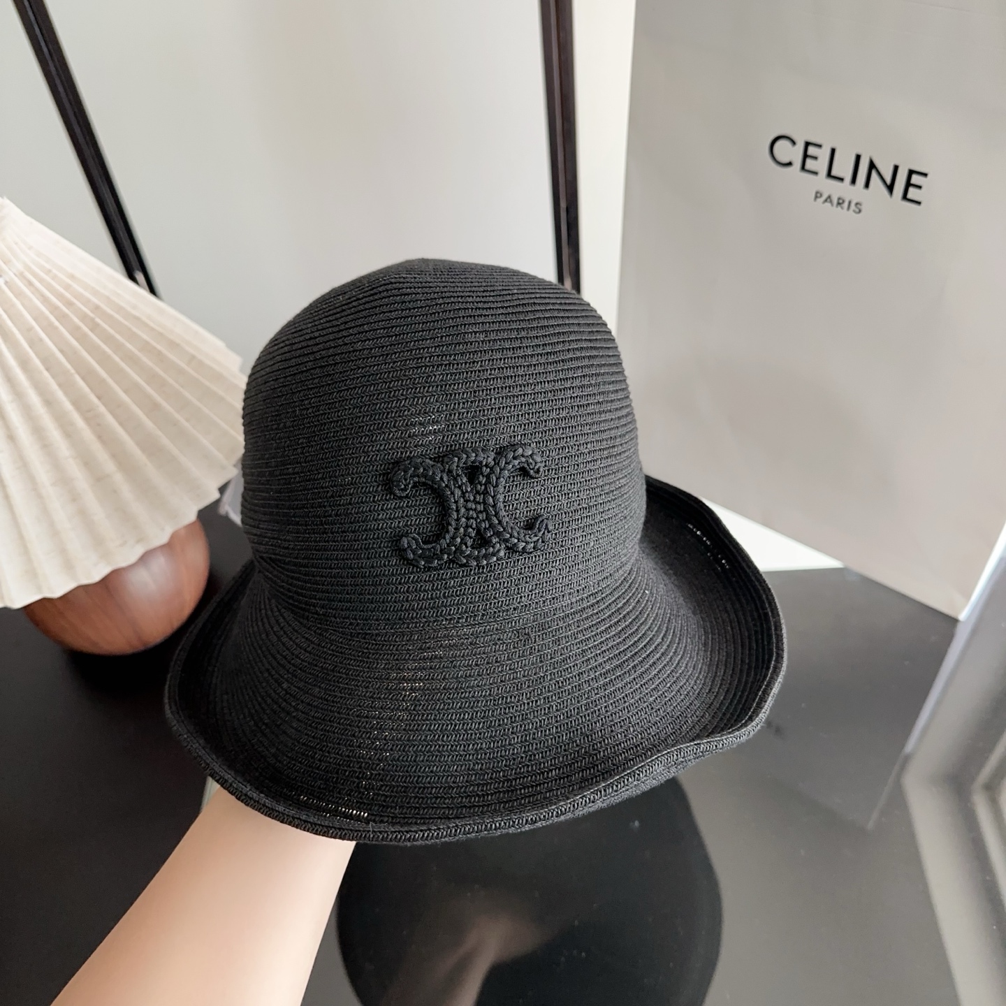 Celine 新款凯旋门编织草帽 拉菲草自带的味道真的很好闻~ 这个编织的草帽软软的 可以折起来 不会变形！ 内又松紧带