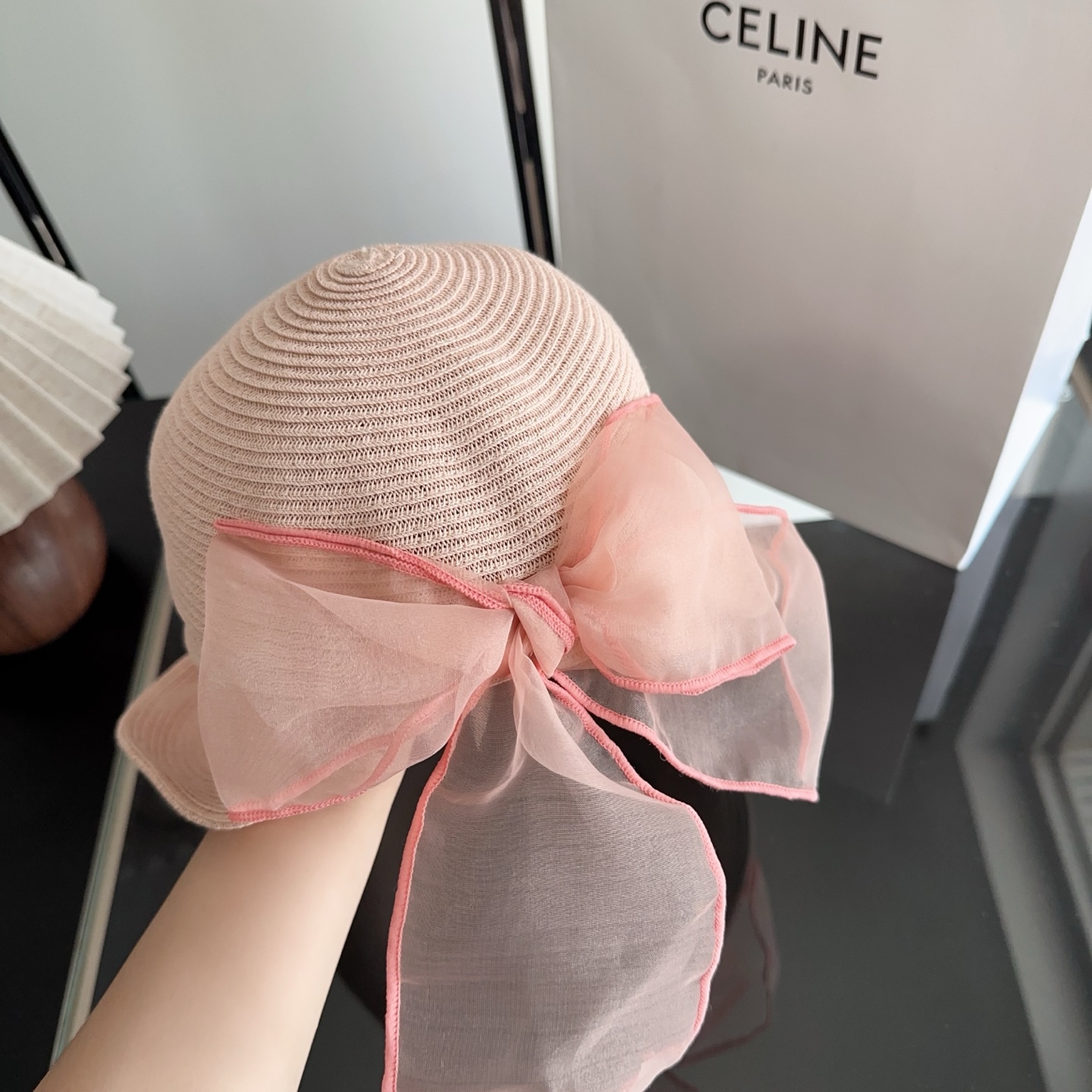Celine 新款凯旋门编织草帽 拉菲草自带的味道真的很好闻~ 这个编织的草帽软软的 可以折起来 不会变形！ 内又松紧带