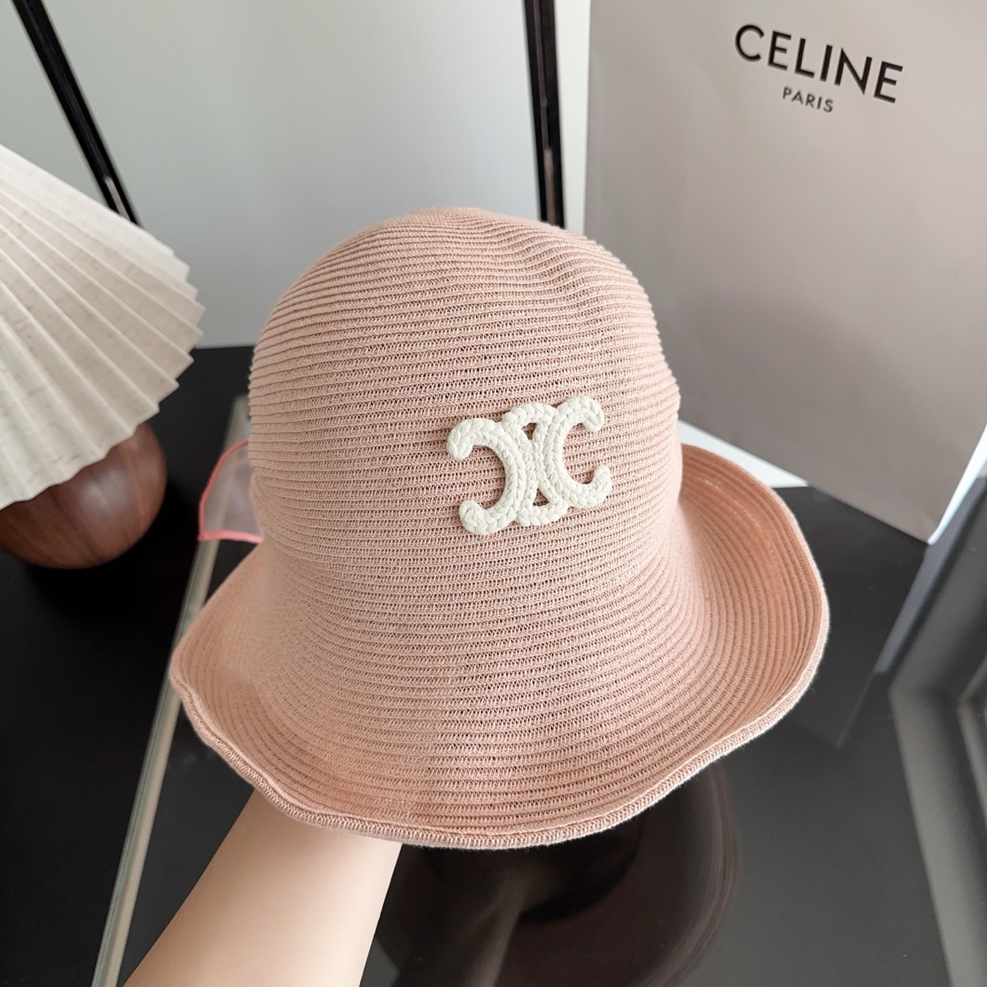 Celine 新款凯旋门编织草帽 拉菲草自带的味道真的很好闻~ 这个编织的草帽软软的 可以折起来 不会变形！ 内又松紧带