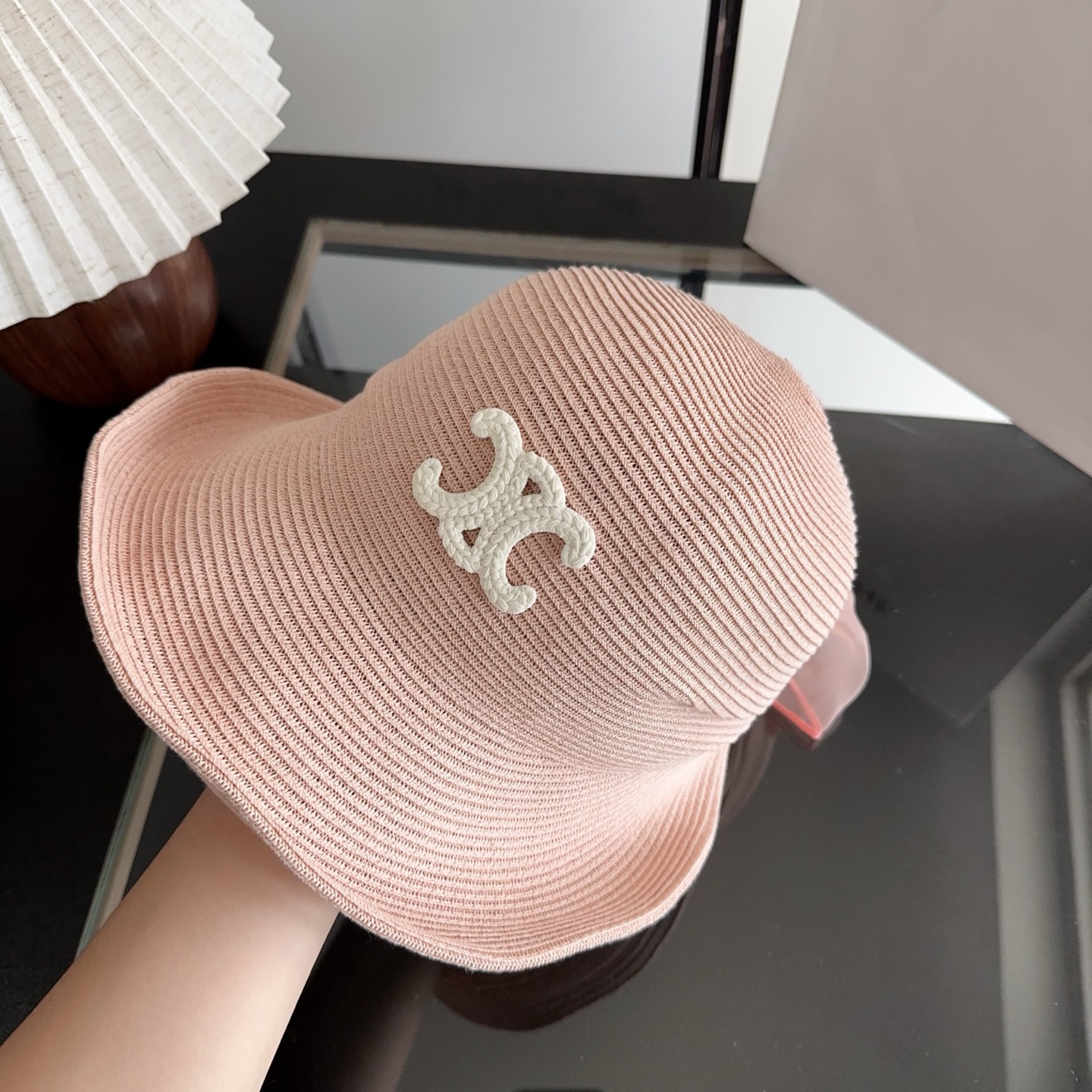 Celine 新款凯旋门编织草帽 拉菲草自带的味道真的很好闻~ 这个编织的草帽软软的 可以折起来 不会变形！ 内又松紧带